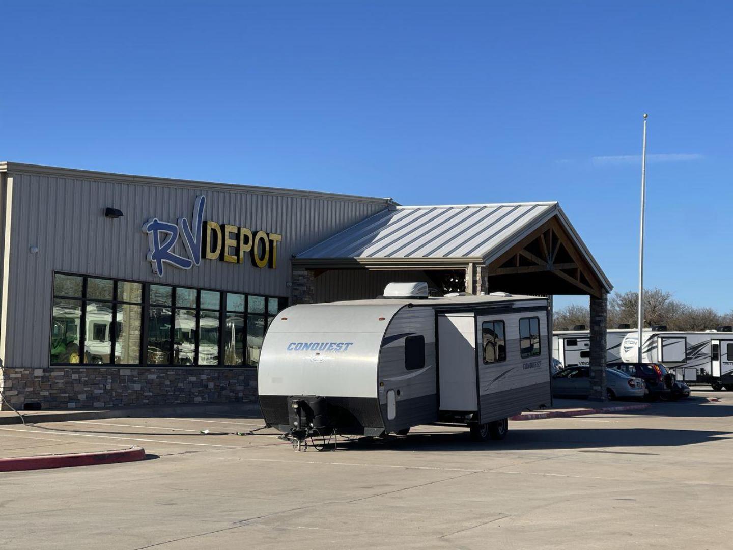 2019 GULF STREAM CONQUEST 268BH (1NL1G3021K1) , Length: 29.5 ft. | Dry Weight: 5,220 lbs. | Slides: 1 transmission, located at 4319 N Main St, Cleburne, TX, 76033, (817) 678-5133, 32.385960, -97.391212 - The 2019 Gulf Stream Conquest 268BH is a versatile and compact travel trailer designed for families or small groups seeking an affordable and comfortable camping experience. With a length of 29.5 ft., width of 8 ft., and height of 10.75 ft., it offers a spacious interior while maintaining a manageab - Photo#0