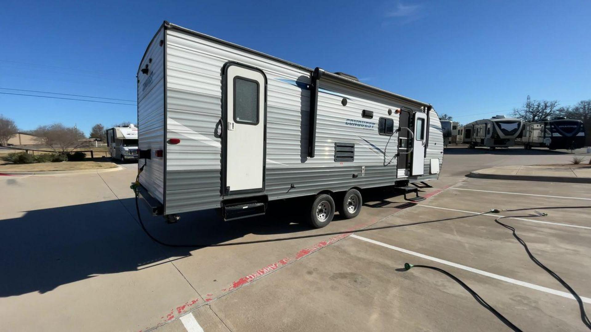 2019 GULF STREAM CONQUEST 268BH (1NL1G3021K1) , Length: 29.5 ft. | Dry Weight: 5,220 lbs. | Slides: 1 transmission, located at 4319 N Main St, Cleburne, TX, 76033, (817) 678-5133, 32.385960, -97.391212 - The 2019 Gulf Stream Conquest 268BH is a versatile and compact travel trailer designed for families or small groups seeking an affordable and comfortable camping experience. With a length of 29.5 ft., width of 8 ft., and height of 10.75 ft., it offers a spacious interior while maintaining a manageab - Photo#1