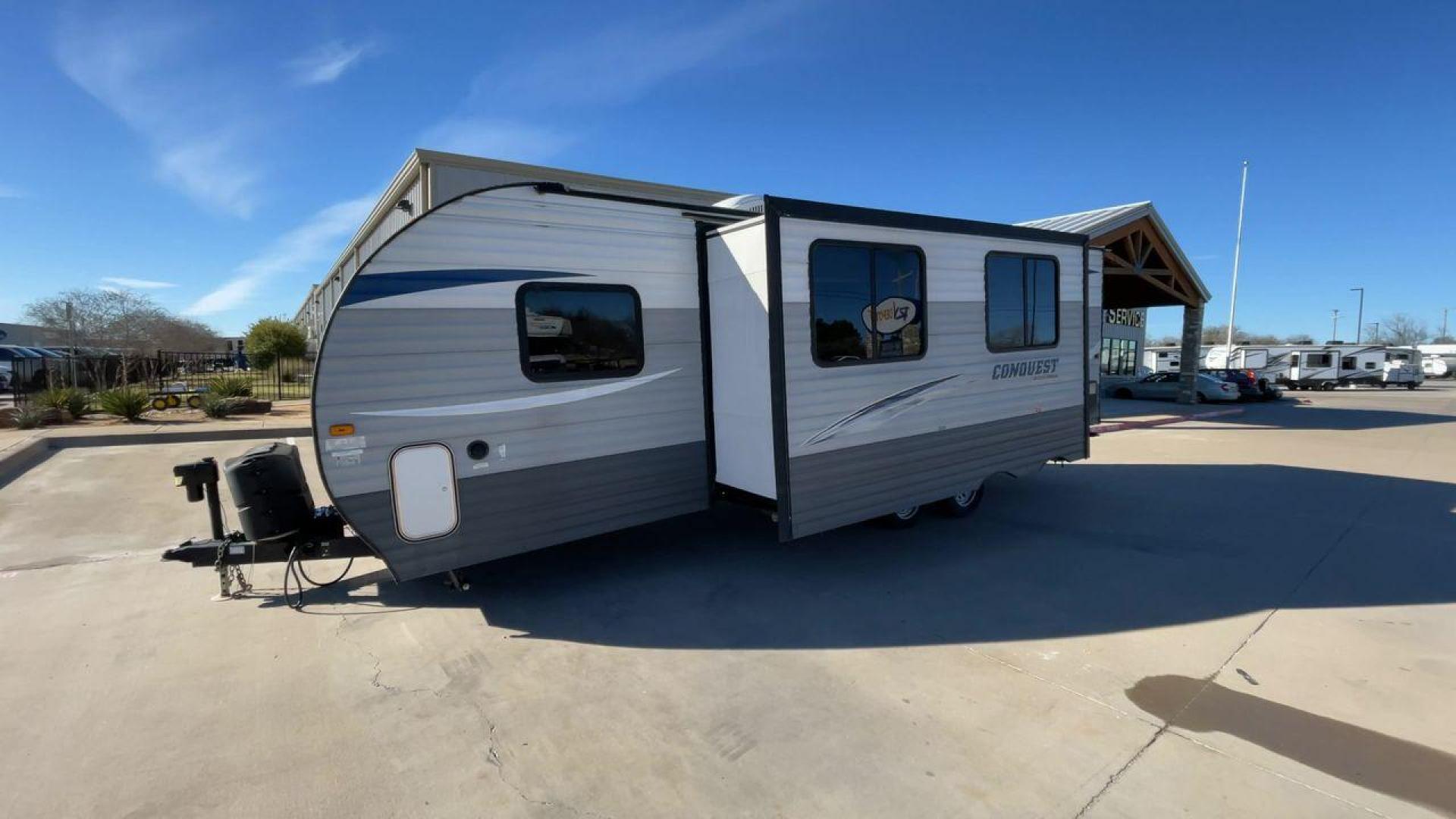 2019 GULF STREAM CONQUEST 268BH (1NL1G3021K1) , Length: 29.5 ft. | Dry Weight: 5,220 lbs. | Slides: 1 transmission, located at 4319 N Main St, Cleburne, TX, 76033, (817) 678-5133, 32.385960, -97.391212 - The 2019 Gulf Stream Conquest 268BH is a versatile and compact travel trailer designed for families or small groups seeking an affordable and comfortable camping experience. With a length of 29.5 ft., width of 8 ft., and height of 10.75 ft., it offers a spacious interior while maintaining a manageab - Photo#5