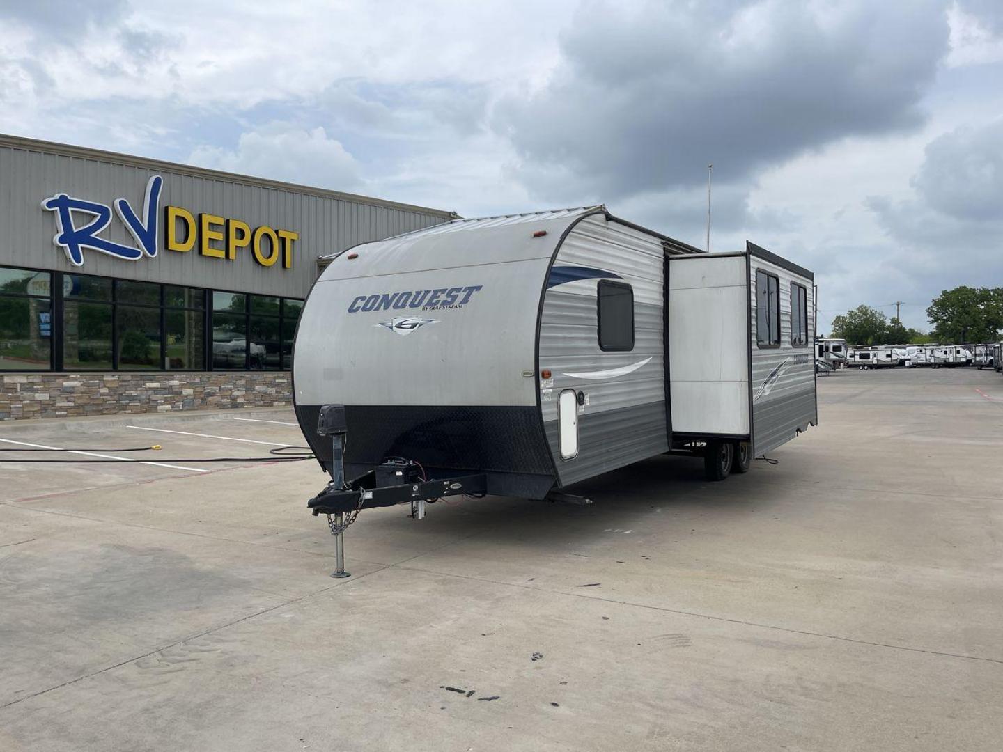 2019 GULF STREAM CONQUEST 274QB (1NL1G3226K1) , Length: 32.25 ft. | Dry Weight: 6,230 lbs. | Slides: 1 transmission, located at 4319 N Main St, Cleburne, TX, 76033, (817) 678-5133, 32.385960, -97.391212 - The 2019 Gulf Stream 274QB is a dual-axle steel-wheel set-up that measures 32.25 ft. in length. It has a dry weight of 6,230 lbs. and a payload capacity of 1,918 lbs. It has automatic heating and cooling rated at 16,000 and 13,500 BTUs, respectively. It is also equipped with one power slide and a po - Photo#0