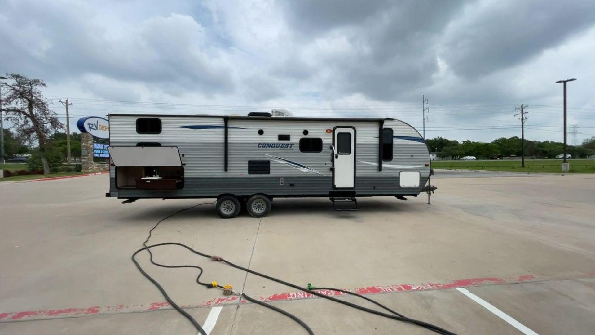 2019 GULF STREAM CONQUEST 274QB (1NL1G3226K1) , Length: 32.25 ft. | Dry Weight: 6,230 lbs. | Slides: 1 transmission, located at 4319 N Main St, Cleburne, TX, 76033, (817) 678-5133, 32.385960, -97.391212 - The 2019 Gulf Stream 274QB is a dual-axle steel-wheel set-up that measures 32.25 ft. in length. It has a dry weight of 6,230 lbs. and a payload capacity of 1,918 lbs. It has automatic heating and cooling rated at 16,000 and 13,500 BTUs, respectively. It is also equipped with one power slide and a po - Photo#2