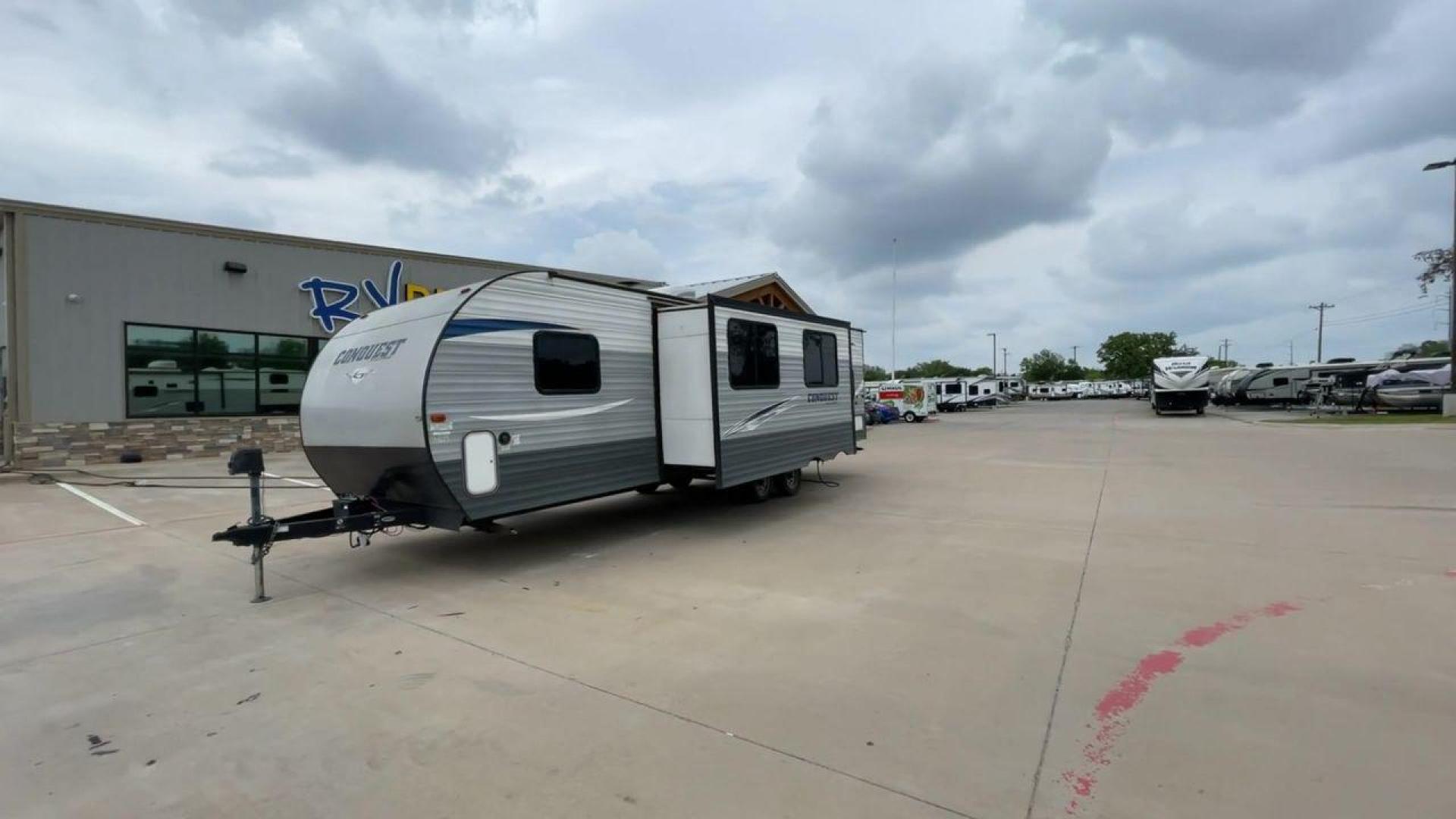 2019 GULF STREAM CONQUEST 274QB (1NL1G3226K1) , Length: 32.25 ft. | Dry Weight: 6,230 lbs. | Slides: 1 transmission, located at 4319 N Main St, Cleburne, TX, 76033, (817) 678-5133, 32.385960, -97.391212 - The 2019 Gulf Stream 274QB is a dual-axle steel-wheel set-up that measures 32.25 ft. in length. It has a dry weight of 6,230 lbs. and a payload capacity of 1,918 lbs. It has automatic heating and cooling rated at 16,000 and 13,500 BTUs, respectively. It is also equipped with one power slide and a po - Photo#5