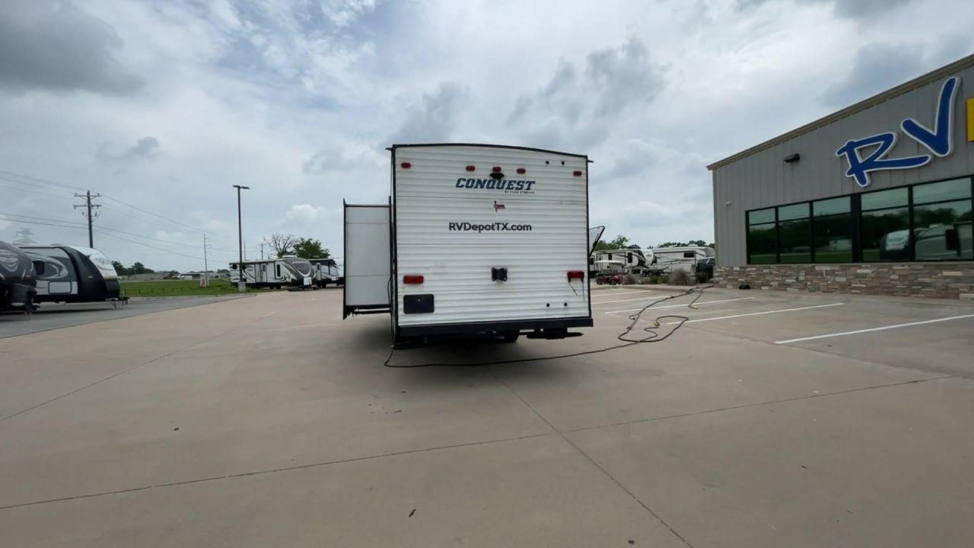 2019 GULF STREAM CONQUEST 274QB (1NL1G3226K1) , Length: 32.25 ft. | Dry Weight: 6,230 lbs. | Slides: 1 transmission, located at 4319 N Main St, Cleburne, TX, 76033, (817) 678-5133, 32.385960, -97.391212 - The 2019 Gulf Stream 274QB is a dual-axle steel-wheel set-up that measures 32.25 ft. in length. It has a dry weight of 6,230 lbs. and a payload capacity of 1,918 lbs. It has automatic heating and cooling rated at 16,000 and 13,500 BTUs, respectively. It is also equipped with one power slide and a po - Photo#8