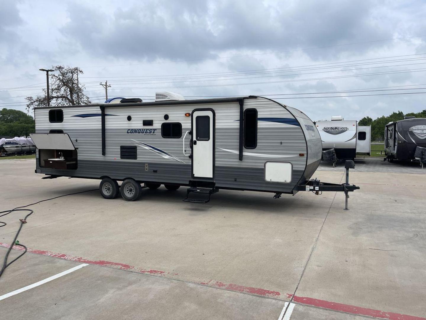 2019 GULF STREAM CONQUEST 274QB (1NL1G3226K1) , Length: 32.25 ft. | Dry Weight: 6,230 lbs. | Slides: 1 transmission, located at 4319 N Main St, Cleburne, TX, 76033, (817) 678-5133, 32.385960, -97.391212 - The 2019 Gulf Stream 274QB is a dual-axle steel-wheel set-up that measures 32.25 ft. in length. It has a dry weight of 6,230 lbs. and a payload capacity of 1,918 lbs. It has automatic heating and cooling rated at 16,000 and 13,500 BTUs, respectively. It is also equipped with one power slide and a po - Photo#24