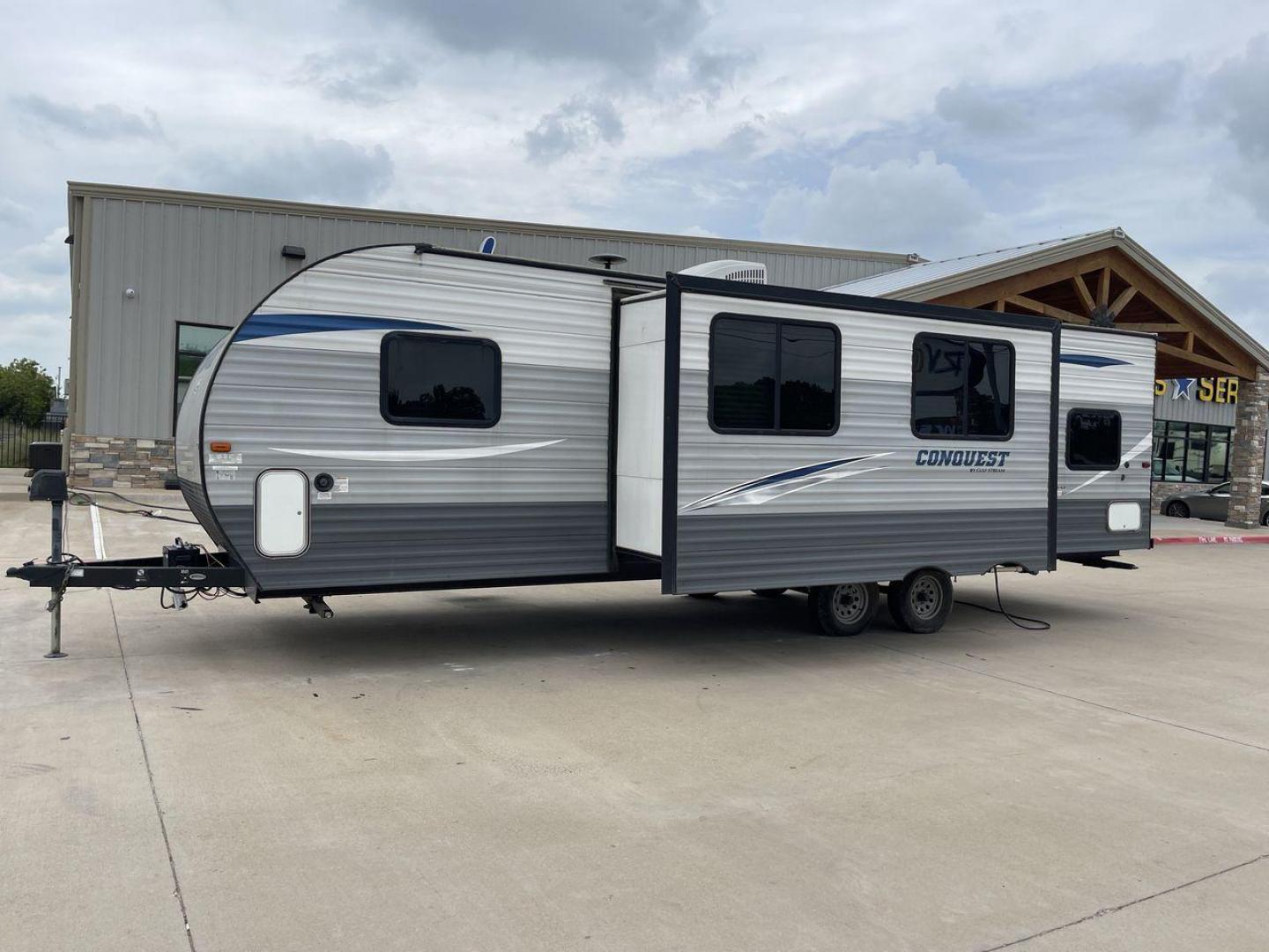 2019 GULF STREAM CONQUEST 274QB (1NL1G3226K1) , Length: 32.25 ft. | Dry Weight: 6,230 lbs. | Slides: 1 transmission, located at 4319 N Main St, Cleburne, TX, 76033, (817) 678-5133, 32.385960, -97.391212 - The 2019 Gulf Stream 274QB is a dual-axle steel-wheel set-up that measures 32.25 ft. in length. It has a dry weight of 6,230 lbs. and a payload capacity of 1,918 lbs. It has automatic heating and cooling rated at 16,000 and 13,500 BTUs, respectively. It is also equipped with one power slide and a po - Photo#25