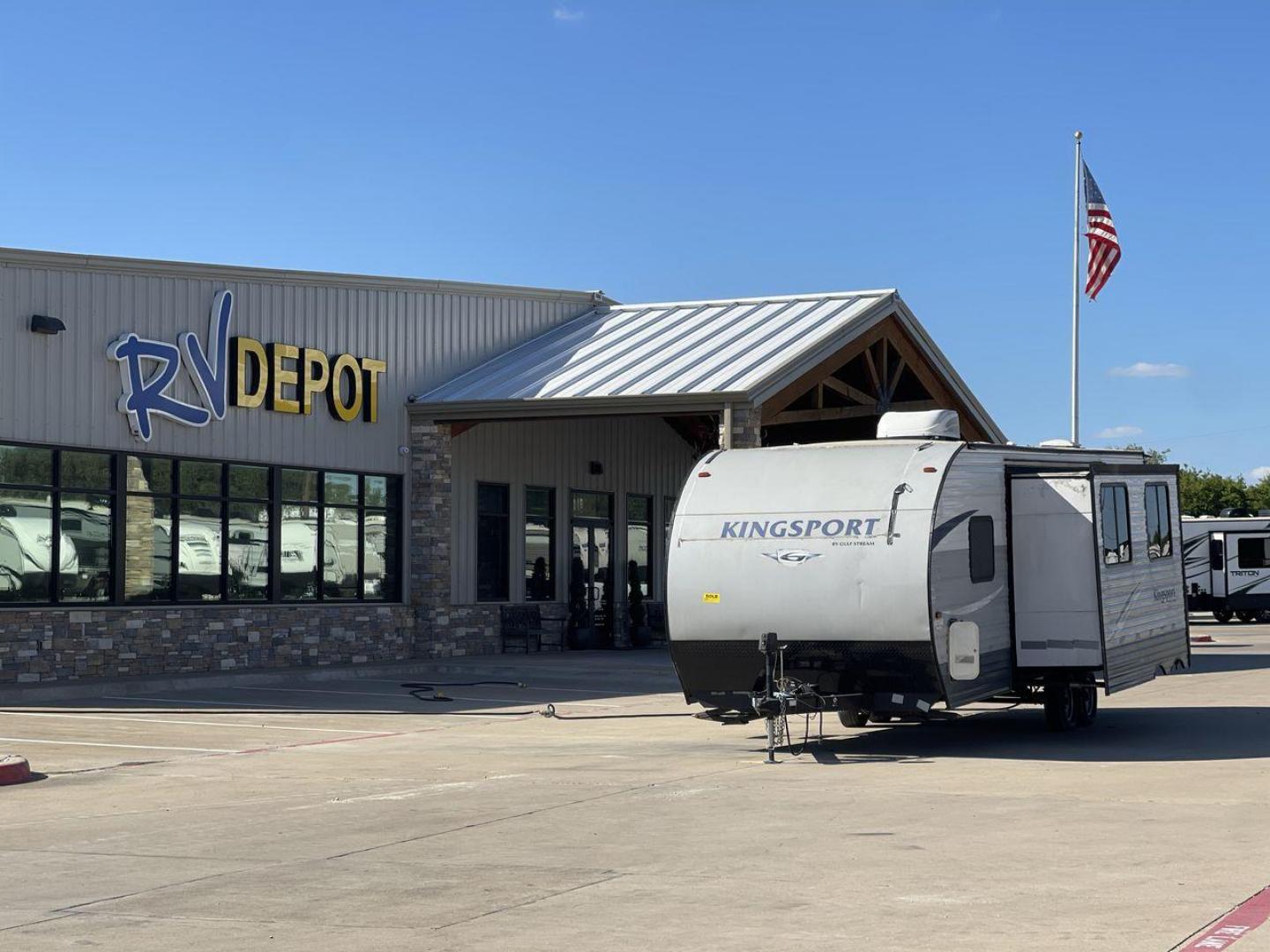 2019 GRAY GULF STREAM KINGSPORT 268BH (1NL1G302XK1) , Length: 29.5 ft. | Dry Weight: 5,220 lbs. | Slides: 1 transmission, located at 4319 N Main St, Cleburne, TX, 76033, (817) 678-5133, 32.385960, -97.391212 - This 2019 Gulf Stream Kingsport 268BH measures 29.5 feet long and 8 feet wide with a dry weight of 5,220 lbs. It has a payload capacity of 1,940 lbs. and a hitch weight of 660 lbs. It also comes equipped with automatic heating and cooling rated at 16,000 and 13,500 BTUs respectively. It also comes w - Photo#0