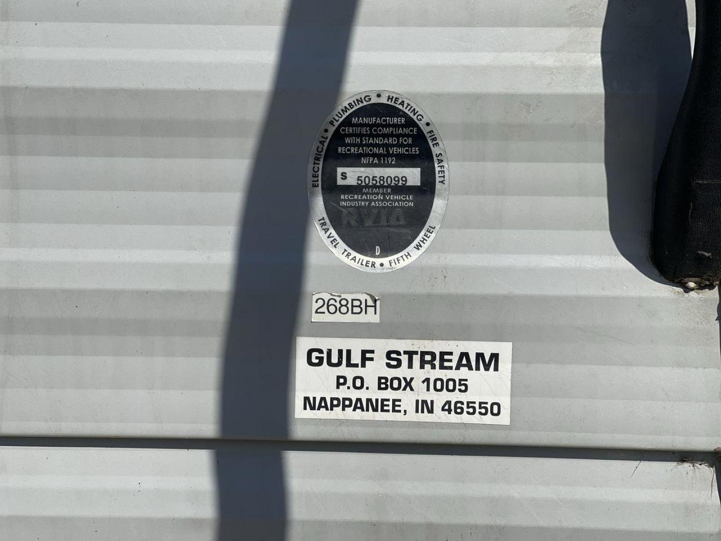 2019 GRAY GULF STREAM KINGSPORT 268BH (1NL1G302XK1) , Length: 29.5 ft. | Dry Weight: 5,220 lbs. | Slides: 1 transmission, located at 4319 N Main St, Cleburne, TX, 76033, (817) 678-5133, 32.385960, -97.391212 - This 2019 Gulf Stream Kingsport 268BH measures 29.5 feet long and 8 feet wide with a dry weight of 5,220 lbs. It has a payload capacity of 1,940 lbs. and a hitch weight of 660 lbs. It also comes equipped with automatic heating and cooling rated at 16,000 and 13,500 BTUs respectively. It also comes w - Photo#21