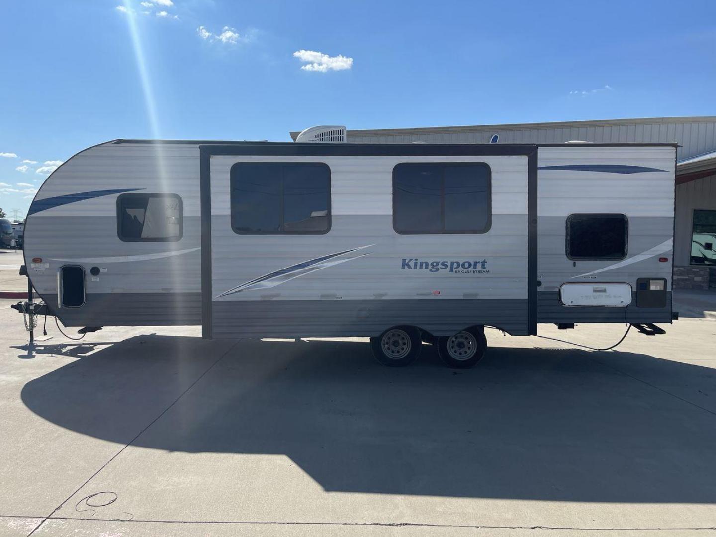 2019 GRAY GULF STREAM KINGSPORT 268BH (1NL1G302XK1) , Length: 29.5 ft. | Dry Weight: 5,220 lbs. | Slides: 1 transmission, located at 4319 N Main St, Cleburne, TX, 76033, (817) 678-5133, 32.385960, -97.391212 - This 2019 Gulf Stream Kingsport 268BH measures 29.5 feet long and 8 feet wide with a dry weight of 5,220 lbs. It has a payload capacity of 1,940 lbs. and a hitch weight of 660 lbs. It also comes equipped with automatic heating and cooling rated at 16,000 and 13,500 BTUs respectively. It also comes w - Photo#23