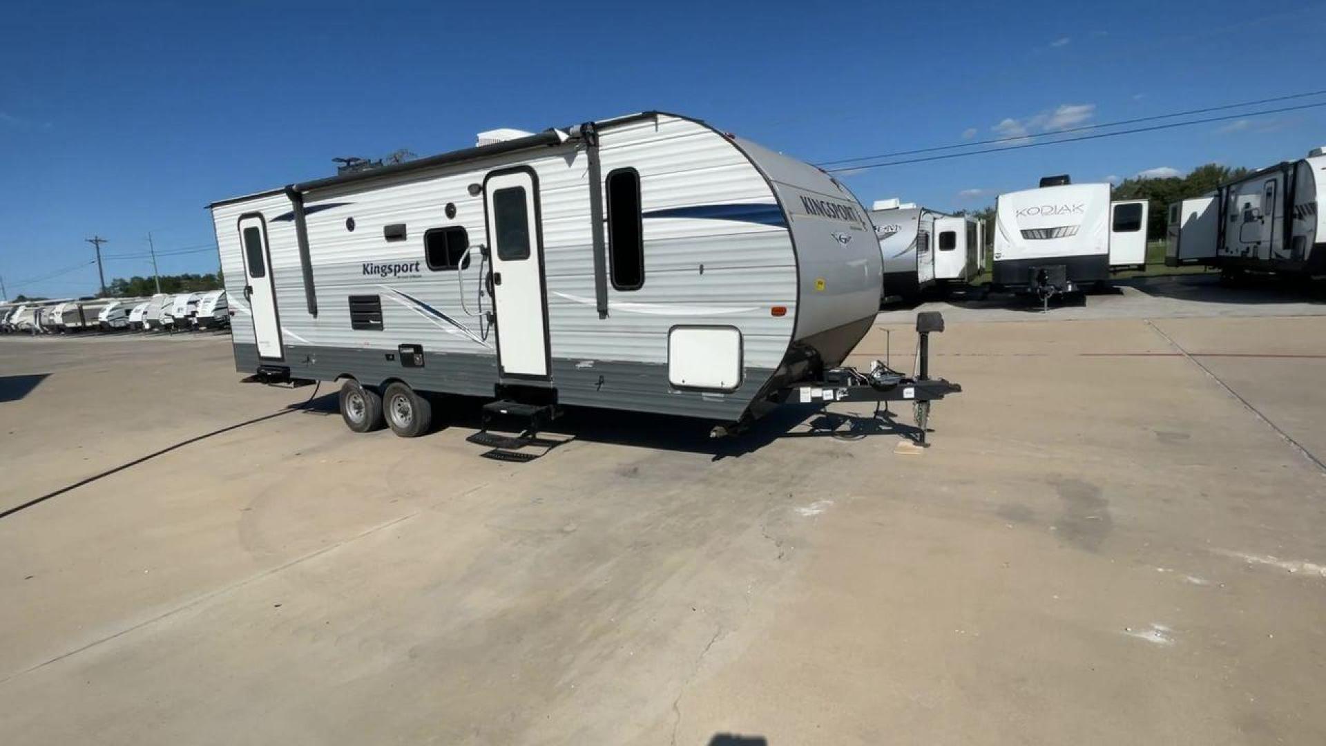 2019 GRAY GULF STREAM KINGSPORT 268BH (1NL1G302XK1) , Length: 29.5 ft. | Dry Weight: 5,220 lbs. | Slides: 1 transmission, located at 4319 N Main St, Cleburne, TX, 76033, (817) 678-5133, 32.385960, -97.391212 - This 2019 Gulf Stream Kingsport 268BH measures 29.5 feet long and 8 feet wide with a dry weight of 5,220 lbs. It has a payload capacity of 1,940 lbs. and a hitch weight of 660 lbs. It also comes equipped with automatic heating and cooling rated at 16,000 and 13,500 BTUs respectively. It also comes w - Photo#3