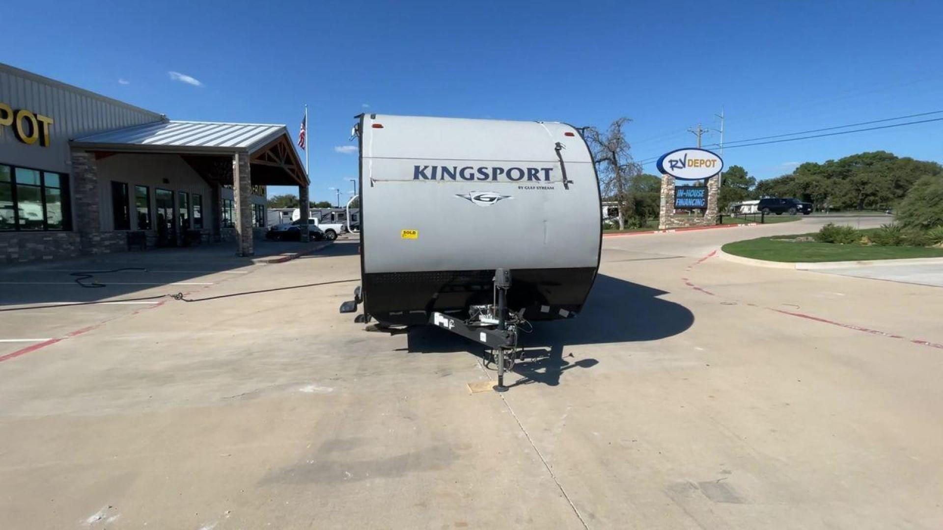 2019 GRAY GULF STREAM KINGSPORT 268BH (1NL1G302XK1) , Length: 29.5 ft. | Dry Weight: 5,220 lbs. | Slides: 1 transmission, located at 4319 N Main St, Cleburne, TX, 76033, (817) 678-5133, 32.385960, -97.391212 - This 2019 Gulf Stream Kingsport 268BH measures 29.5 feet long and 8 feet wide with a dry weight of 5,220 lbs. It has a payload capacity of 1,940 lbs. and a hitch weight of 660 lbs. It also comes equipped with automatic heating and cooling rated at 16,000 and 13,500 BTUs respectively. It also comes w - Photo#4