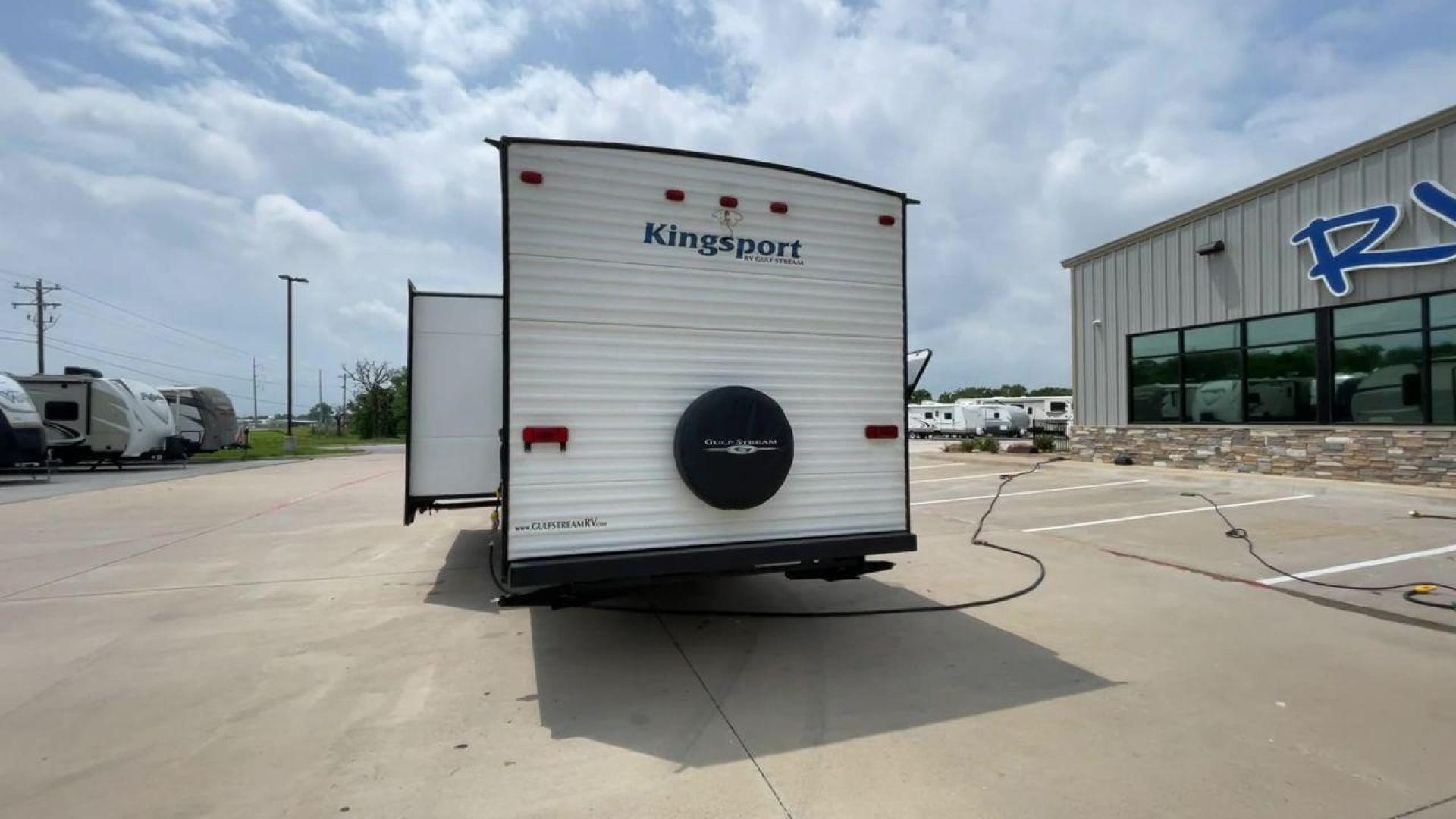 2019 GULF STREAM KINGSPORT 274QB (1NL1G3228K1) , located at 4319 N Main St, Cleburne, TX, 76033, (817) 678-5133, 32.385960, -97.391212 - Photo#8