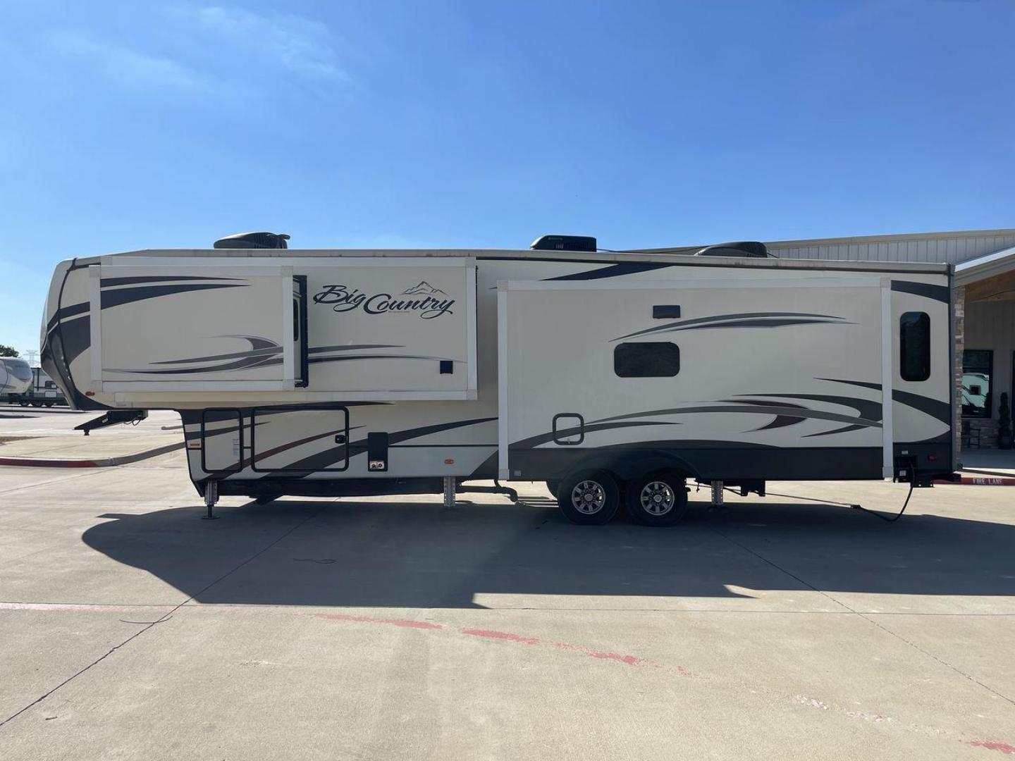 2019 TAN HEARTLAND BIG COUNTRY 3560SS (5SFBG4120KE) , Length: 40.58 ft. | Dry Weight: 13,420 lbs. | Gross Weight: 16,000 lbs. | Slides: 3 transmission, located at 4319 N Main St, Cleburne, TX, 76033, (817) 678-5133, 32.385960, -97.391212 - Photo#23