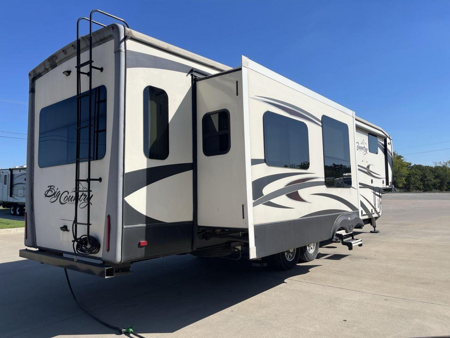 2019 TAN HEARTLAND BIG COUNTRY 3560SS (5SFBG4120KE) , Length: 40.58 ft. | Dry Weight: 13,420 lbs. | Gross Weight: 16,000 lbs. | Slides: 3 transmission, located at 4319 N Main St, Cleburne, TX, 76033, (817) 678-5133, 32.385960, -97.391212 - Photo#24