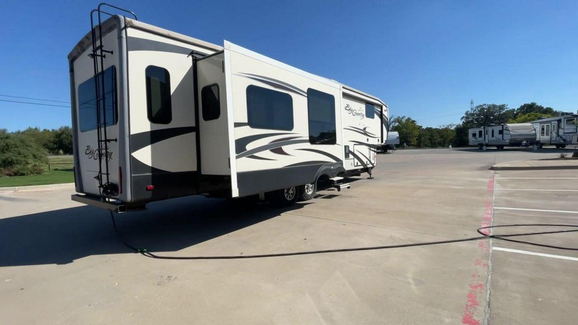 2019 TAN HEARTLAND BIG COUNTRY 3560SS (5SFBG4120KE) , Length: 40.58 ft. | Dry Weight: 13,420 lbs. | Gross Weight: 16,000 lbs. | Slides: 3 transmission, located at 4319 N Main St, Cleburne, TX, 76033, (817) 678-5133, 32.385960, -97.391212 - Prepare yourself and your family for your next adventure in this 2019 Big Country 3560SS! This fifth wheel measures just over 40' in length. It is a dual axle, aluminum wheel setup with a dry weight of 13,420 lbs. and a carrying capacity of 2,532 lbs. This fifth wheel has three slides. The front of - Photo#1