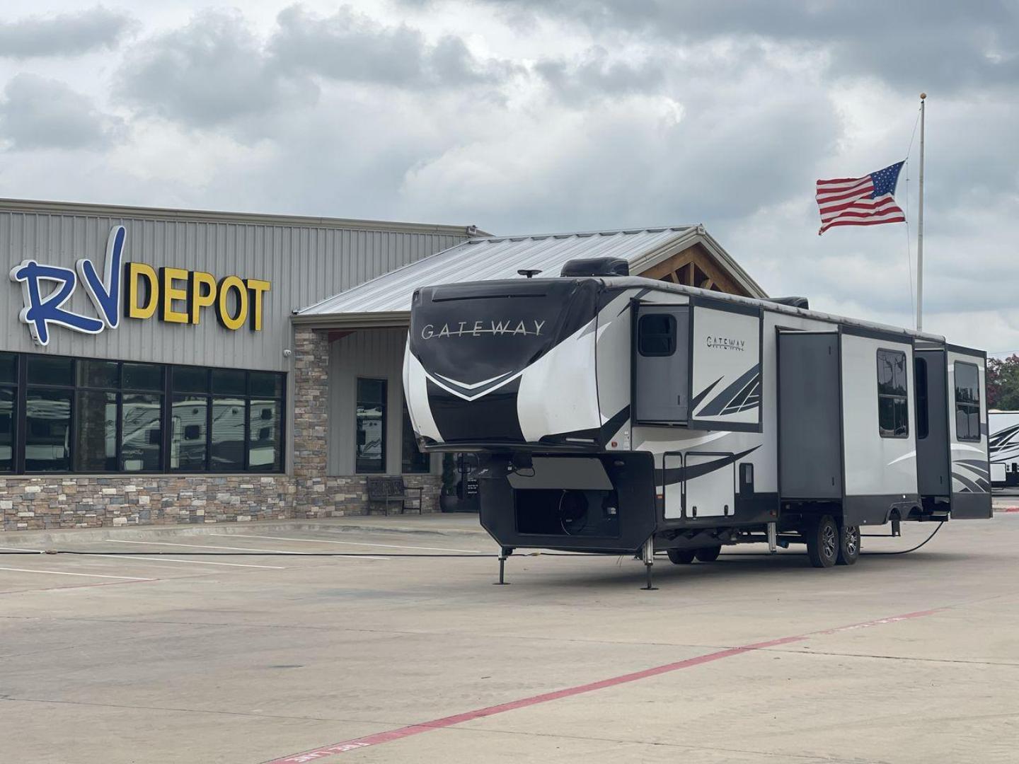 2019 HEARTLAND GATEWAY 3700RD (5SFSG442XKE) , Length: 42.58 ft. | Dry Weight: 13,670 lbs. | Slides: 4 transmission, located at 4319 N Main St, Cleburne, TX, 76033, (817) 678-5133, 32.385960, -97.391212 - Journey in luxury and comfort in this 2019 Heartland 3700RD! Its length is around 42 feet, and its unloaded weight is 13,670 pounds. It has 4 slides for greater interior space, as well as automated heating and cooling with BTU ratings of 35,000 and 28,500, respectively, so you may travel at any time - Photo#0