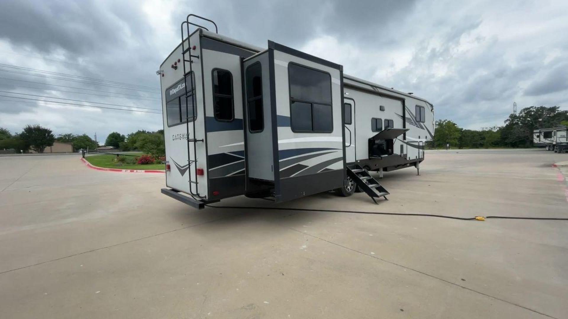 2019 HEARTLAND GATEWAY 3700RD (5SFSG442XKE) , Length: 42.58 ft. | Dry Weight: 13,670 lbs. | Slides: 4 transmission, located at 4319 N Main St, Cleburne, TX, 76033, (817) 678-5133, 32.385960, -97.391212 - Journey in luxury and comfort in this 2019 Heartland 3700RD! Its length is around 42 feet, and its unloaded weight is 13,670 pounds. It has 4 slides for greater interior space, as well as automated heating and cooling with BTU ratings of 35,000 and 28,500, respectively, so you may travel at any time - Photo#1