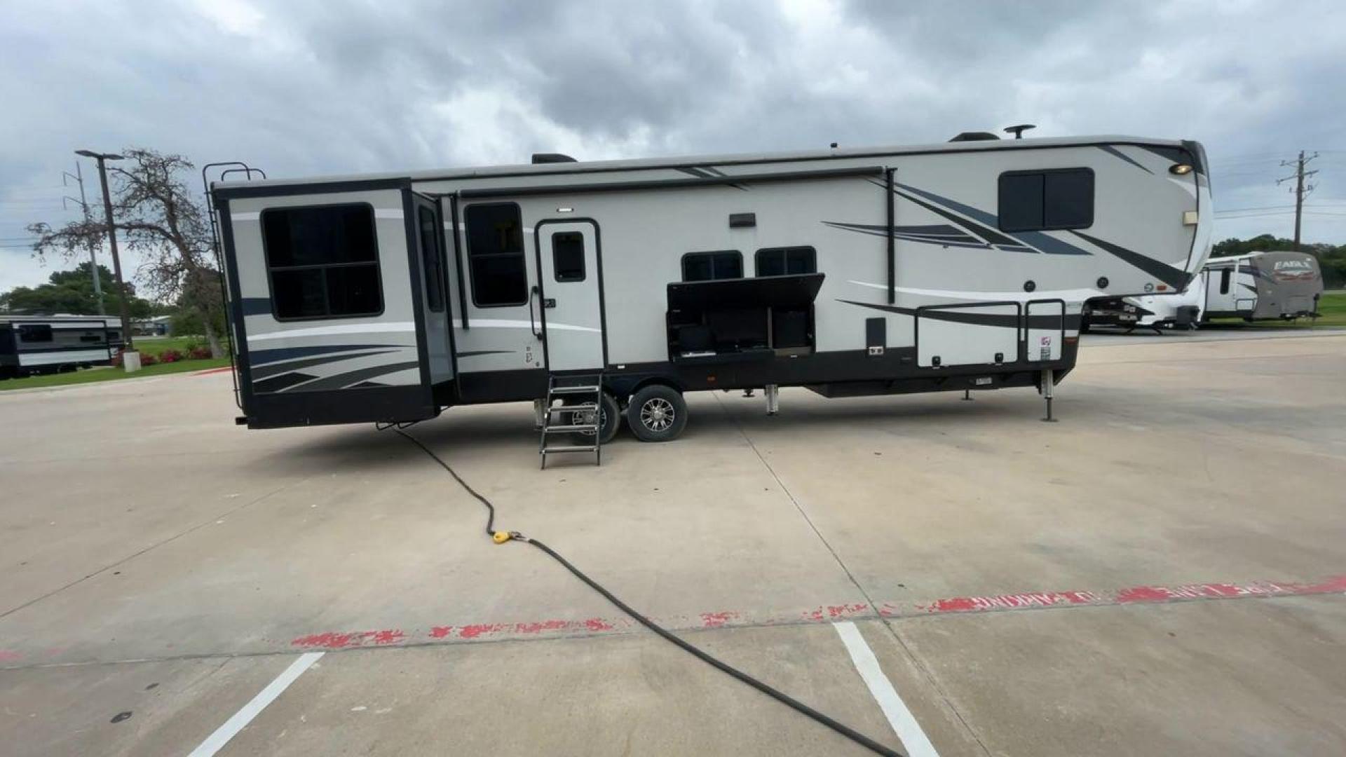 2019 HEARTLAND GATEWAY 3700RD (5SFSG442XKE) , Length: 42.58 ft. | Dry Weight: 13,670 lbs. | Slides: 4 transmission, located at 4319 N Main St, Cleburne, TX, 76033, (817) 678-5133, 32.385960, -97.391212 - Journey in luxury and comfort in this 2019 Heartland 3700RD! Its length is around 42 feet, and its unloaded weight is 13,670 pounds. It has 4 slides for greater interior space, as well as automated heating and cooling with BTU ratings of 35,000 and 28,500, respectively, so you may travel at any t - Photo#2