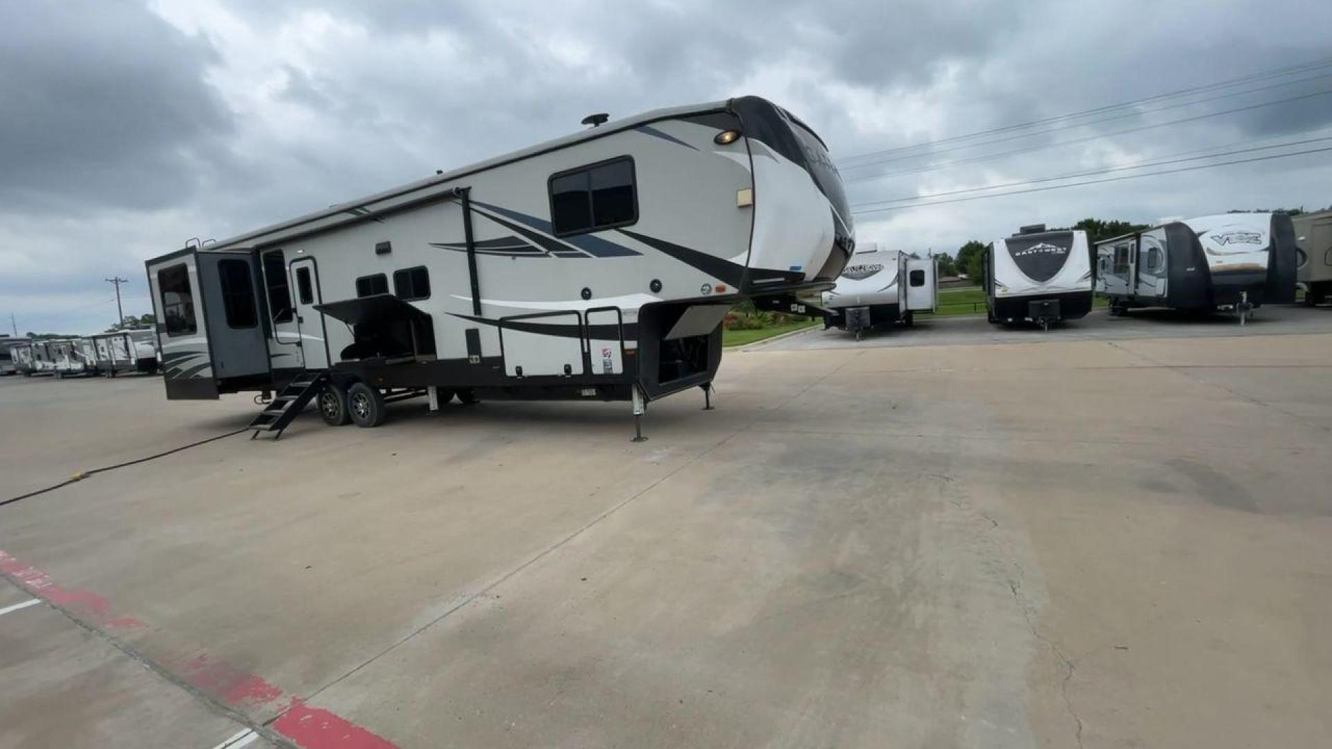 2019 HEARTLAND GATEWAY 3700RD (5SFSG442XKE) , Length: 42.58 ft. | Dry Weight: 13,670 lbs. | Slides: 4 transmission, located at 4319 N Main St, Cleburne, TX, 76033, (817) 678-5133, 32.385960, -97.391212 - Journey in luxury and comfort in this 2019 Heartland 3700RD! Its length is around 42 feet, and its unloaded weight is 13,670 pounds. It has 4 slides for greater interior space, as well as automated heating and cooling with BTU ratings of 35,000 and 28,500, respectively, so you may travel at any t - Photo#3