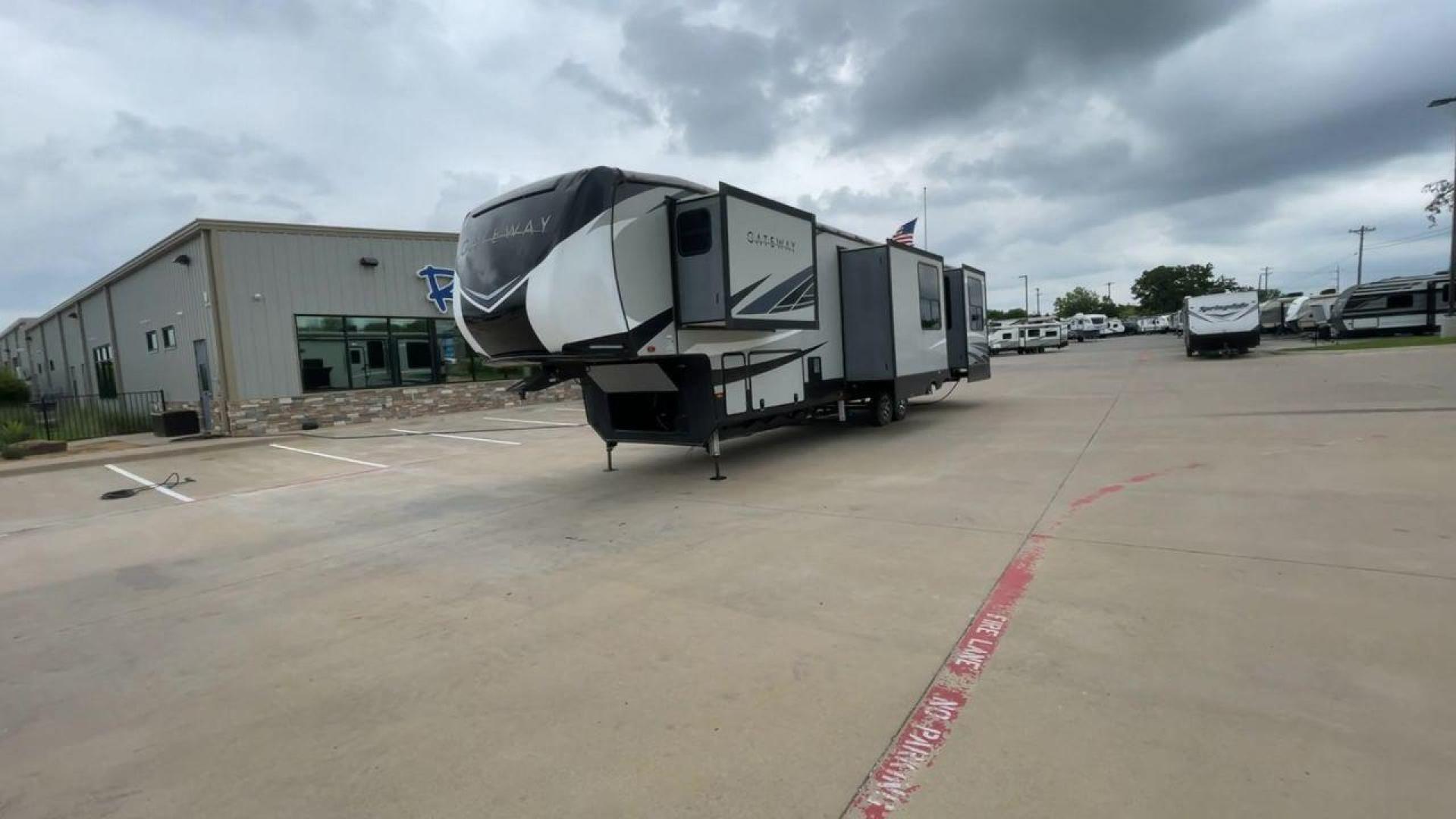 2019 HEARTLAND GATEWAY 3700RD (5SFSG442XKE) , Length: 42.58 ft. | Dry Weight: 13,670 lbs. | Slides: 4 transmission, located at 4319 N Main St, Cleburne, TX, 76033, (817) 678-5133, 32.385960, -97.391212 - Journey in luxury and comfort in this 2019 Heartland 3700RD! Its length is around 42 feet, and its unloaded weight is 13,670 pounds. It has 4 slides for greater interior space, as well as automated heating and cooling with BTU ratings of 35,000 and 28,500, respectively, so you may travel at any time - Photo#5