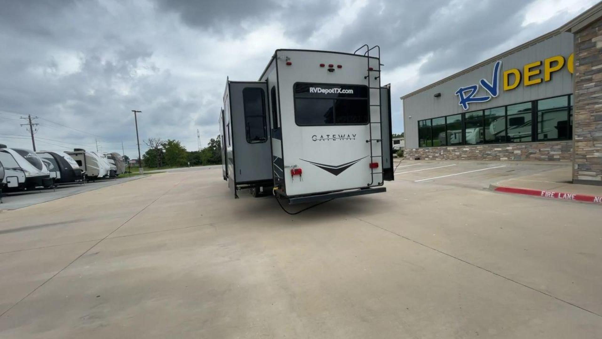 2019 HEARTLAND GATEWAY 3700RD (5SFSG442XKE) , Length: 42.58 ft. | Dry Weight: 13,670 lbs. | Slides: 4 transmission, located at 4319 N Main St, Cleburne, TX, 76033, (817) 678-5133, 32.385960, -97.391212 - Journey in luxury and comfort in this 2019 Heartland 3700RD! Its length is around 42 feet, and its unloaded weight is 13,670 pounds. It has 4 slides for greater interior space, as well as automated heating and cooling with BTU ratings of 35,000 and 28,500, respectively, so you may travel at any time - Photo#8