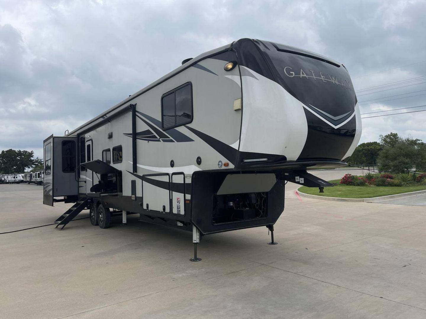 2019 HEARTLAND GATEWAY 3700RD (5SFSG442XKE) , Length: 42.58 ft. | Dry Weight: 13,670 lbs. | Slides: 4 transmission, located at 4319 N Main St, Cleburne, TX, 76033, (817) 678-5133, 32.385960, -97.391212 - Journey in luxury and comfort in this 2019 Heartland 3700RD! Its length is around 42 feet, and its unloaded weight is 13,670 pounds. It has 4 slides for greater interior space, as well as automated heating and cooling with BTU ratings of 35,000 and 28,500, respectively, so you may travel at any time - Photo#23