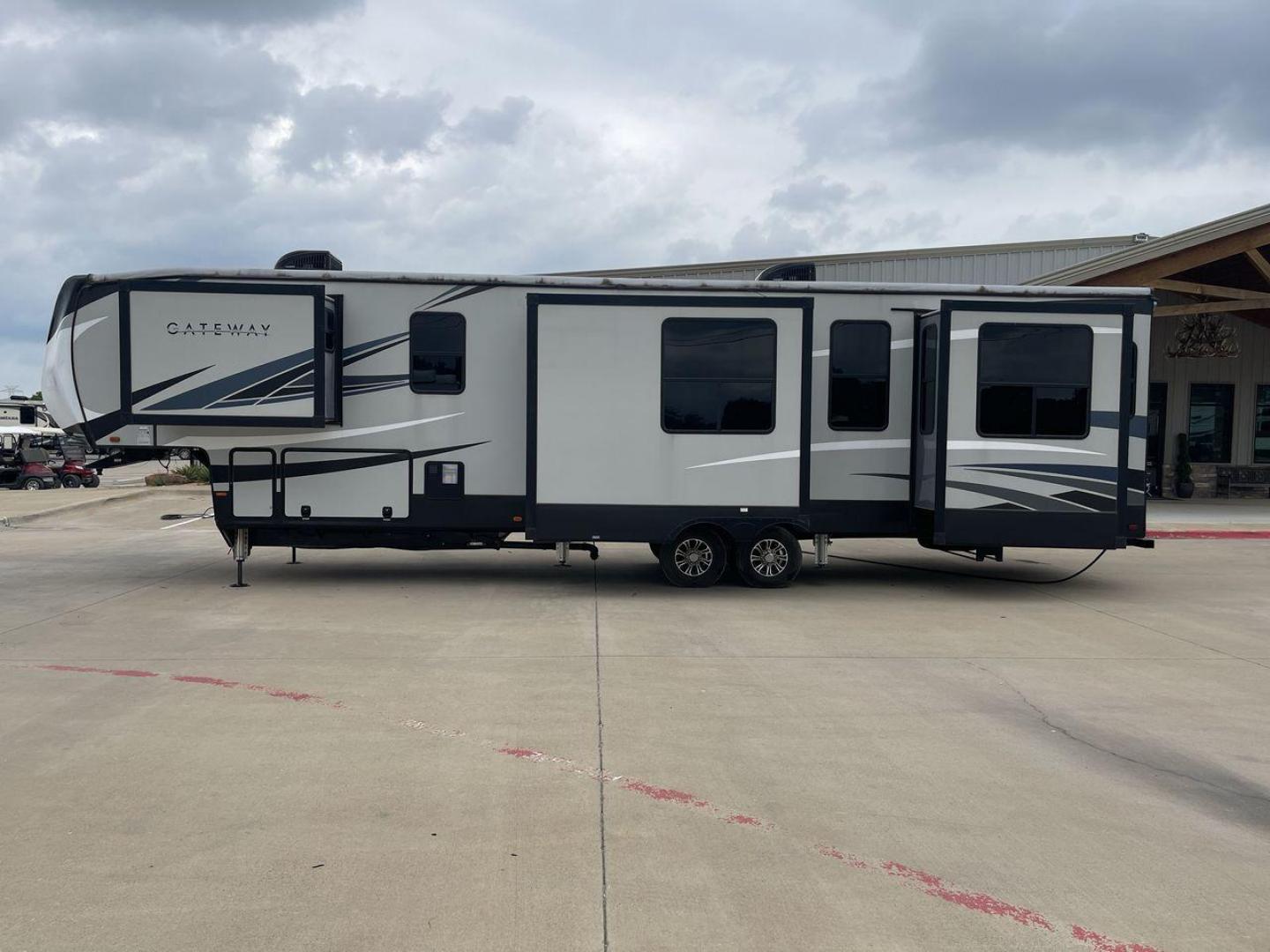 2019 HEARTLAND GATEWAY 3700RD (5SFSG442XKE) , Length: 42.58 ft. | Dry Weight: 13,670 lbs. | Slides: 4 transmission, located at 4319 N Main St, Cleburne, TX, 76033, (817) 678-5133, 32.385960, -97.391212 - Journey in luxury and comfort in this 2019 Heartland 3700RD! Its length is around 42 feet, and its unloaded weight is 13,670 pounds. It has 4 slides for greater interior space, as well as automated heating and cooling with BTU ratings of 35,000 and 28,500, respectively, so you may travel at any t - Photo#24