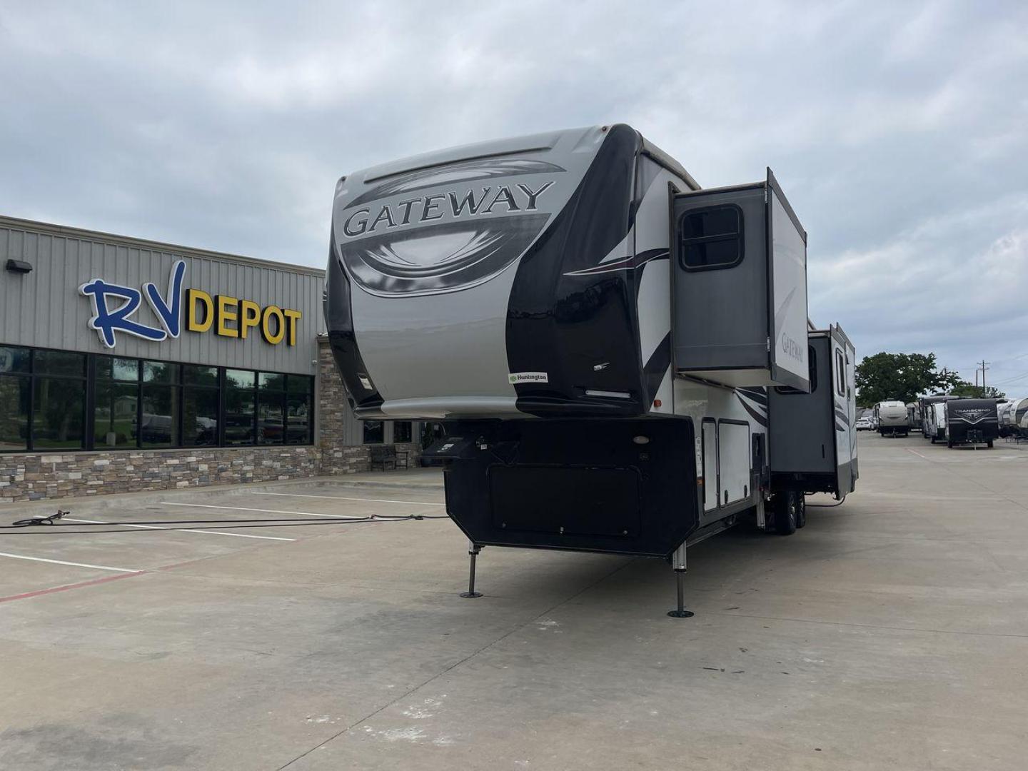 2019 HEARTLAND GATEWAY 3900MB (5SFSG4222KE) , Length: 42.1 ft | Dry Weight: 13,635 lbs | Gross Weight: 16,000 lbs | Slides: 4 transmission, located at 4319 N Main St, Cleburne, TX, 76033, (817) 678-5133, 32.385960, -97.391212 - The 2019 Heartland Gateway 3900MB is a step up in ease and luxury. The length of this fifth-wheel is 42.1 feet, and it can hold up to 16,000 pounds of weight when fully loaded. It's great for families and groups of friends who want to go on exciting adventures because it can comfortably sleep up to - Photo#0