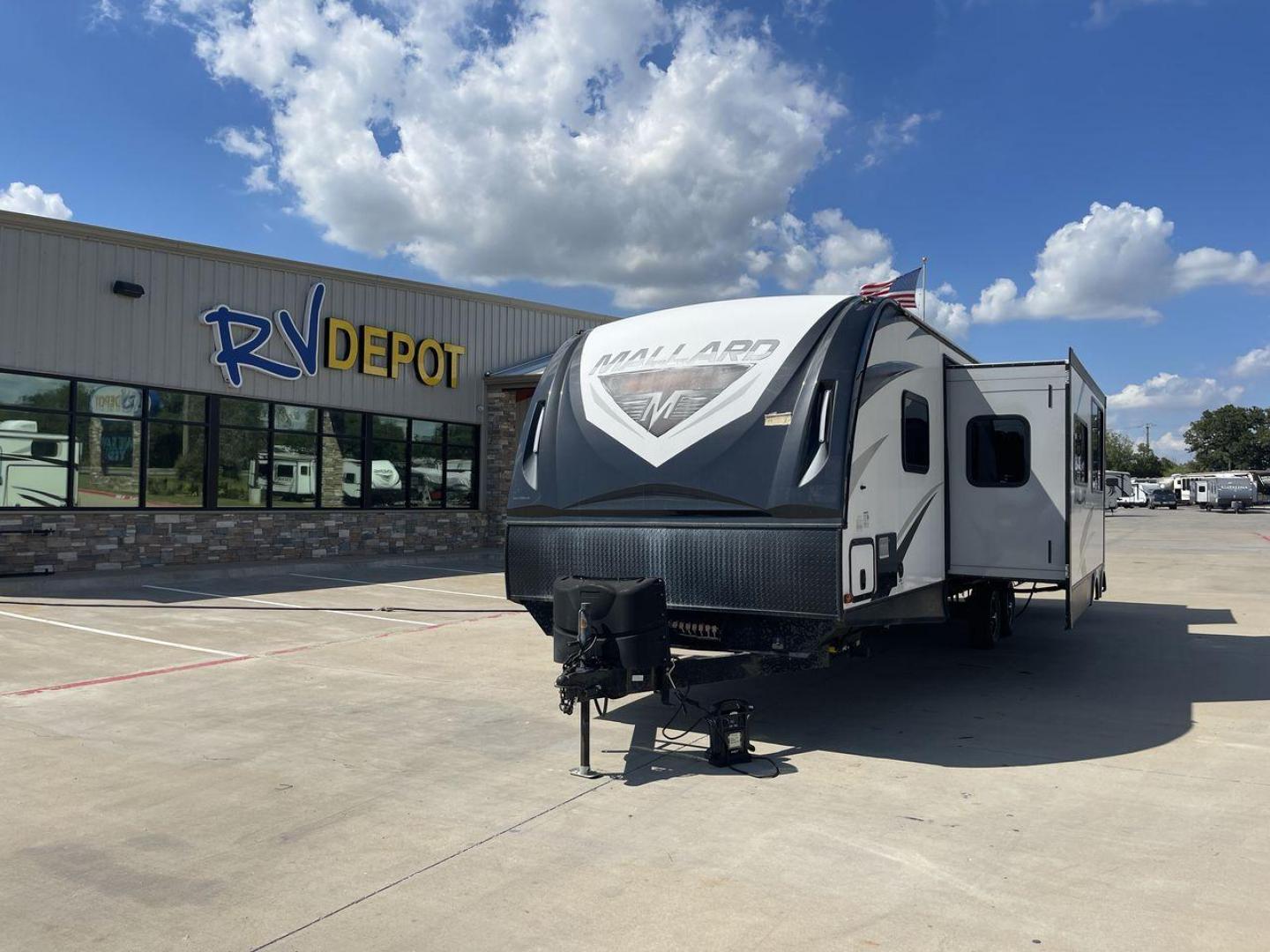 2019 HEARTLAND MALLARD M33 (5SFNB3720KE) , Length: 36.7 ft. | Dry Weight: 7,840 lbs. | Gross Weight: 8,600 lbs. | Slides: 3 transmission, located at 4319 N Main St, Cleburne, TX, 76033, (817) 678-5133, 32.385960, -97.391212 - Photo#0