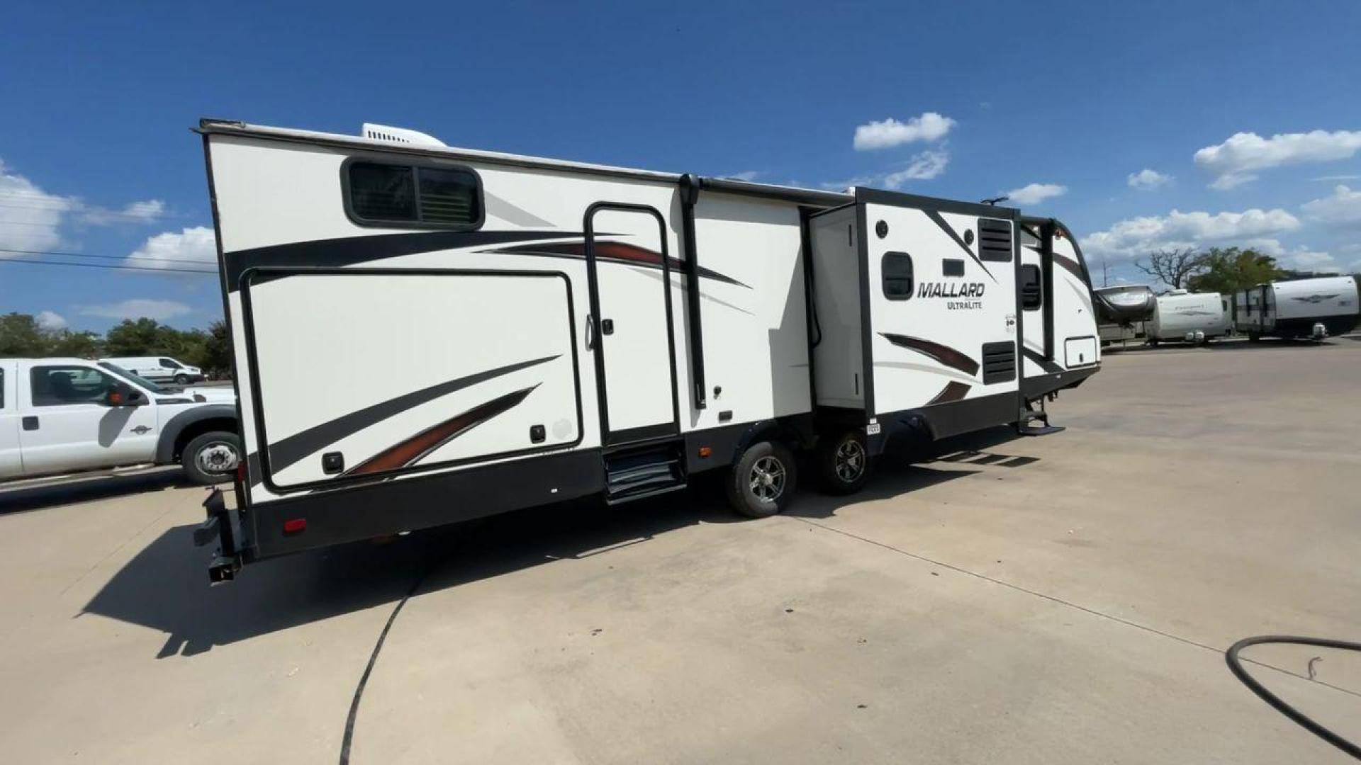 2019 HEARTLAND MALLARD M33 (5SFNB3720KE) , Length: 36.7 ft. | Dry Weight: 7,840 lbs. | Gross Weight: 8,600 lbs. | Slides: 3 transmission, located at 4319 N Main St, Cleburne, TX, 76033, (817) 678-5133, 32.385960, -97.391212 - Photo#1