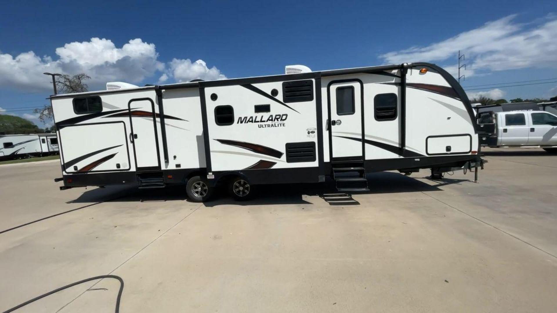 2019 HEARTLAND MALLARD M33 (5SFNB3720KE) , Length: 36.7 ft. | Dry Weight: 7,840 lbs. | Gross Weight: 8,600 lbs. | Slides: 3 transmission, located at 4319 N Main St, Cleburne, TX, 76033, (817) 678-5133, 32.385960, -97.391212 - Photo#2