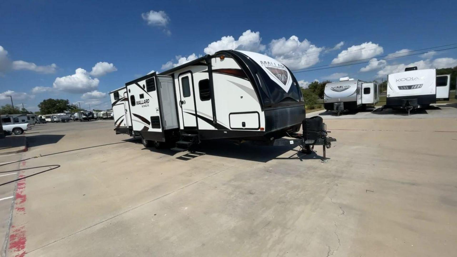 2019 HEARTLAND MALLARD M33 (5SFNB3720KE) , Length: 36.7 ft. | Dry Weight: 7,840 lbs. | Gross Weight: 8,600 lbs. | Slides: 3 transmission, located at 4319 N Main St, Cleburne, TX, 76033, (817) 678-5133, 32.385960, -97.391212 - Photo#3