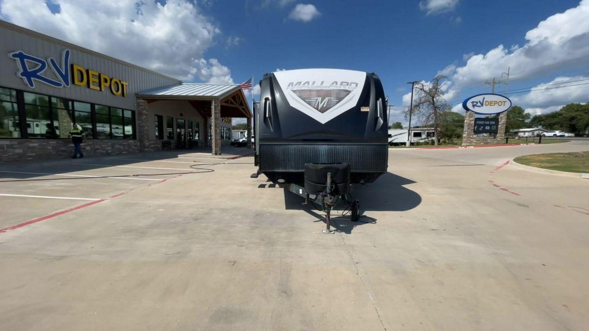 2019 HEARTLAND MALLARD M33 (5SFNB3720KE) , Length: 36.7 ft. | Dry Weight: 7,840 lbs. | Gross Weight: 8,600 lbs. | Slides: 3 transmission, located at 4319 N Main St, Cleburne, TX, 76033, (817) 678-5133, 32.385960, -97.391212 - Photo#4