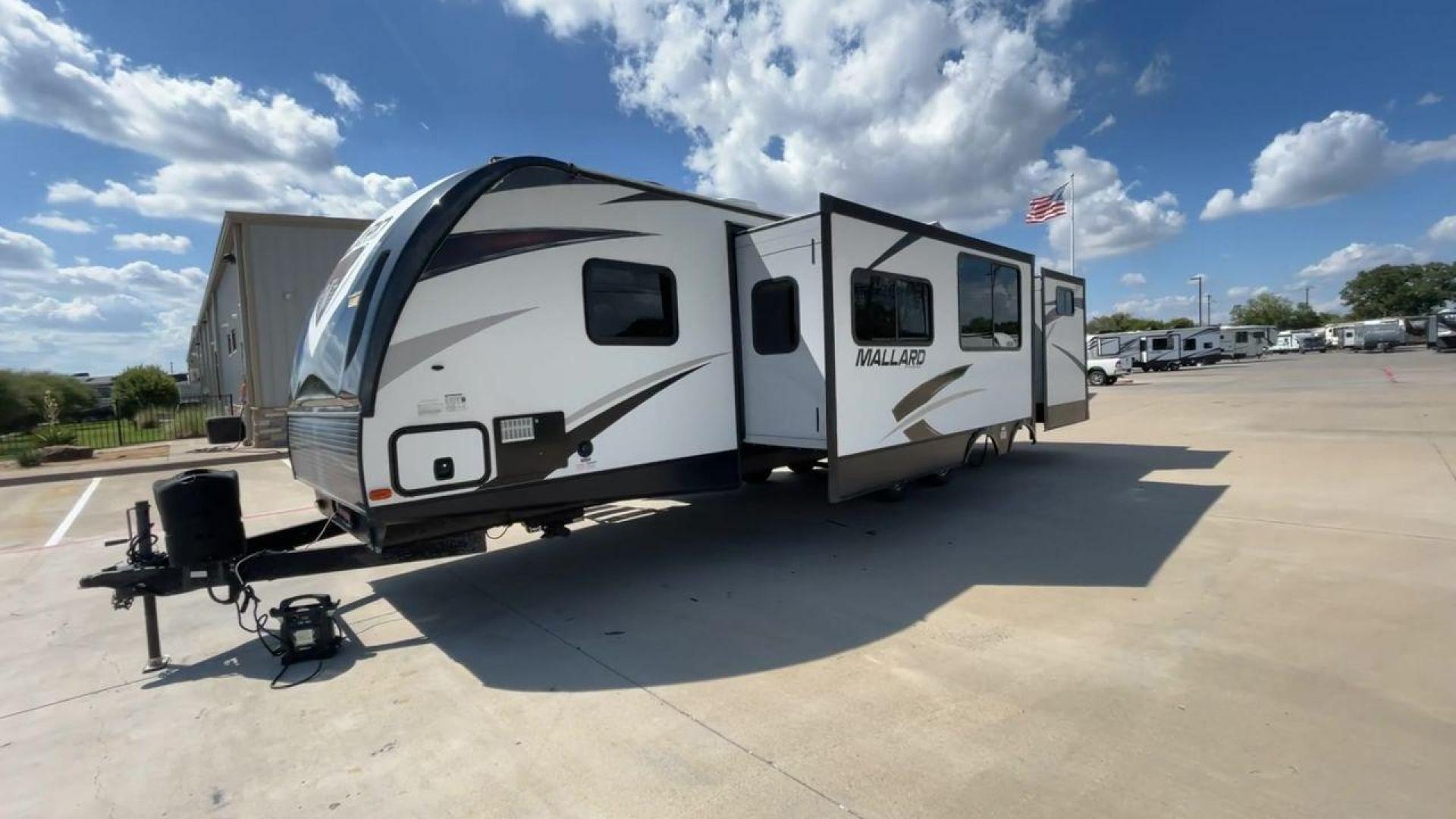 2019 HEARTLAND MALLARD M33 (5SFNB3720KE) , Length: 36.7 ft. | Dry Weight: 7,840 lbs. | Gross Weight: 8,600 lbs. | Slides: 3 transmission, located at 4319 N Main St, Cleburne, TX, 76033, (817) 678-5133, 32.385960, -97.391212 - Photo#5