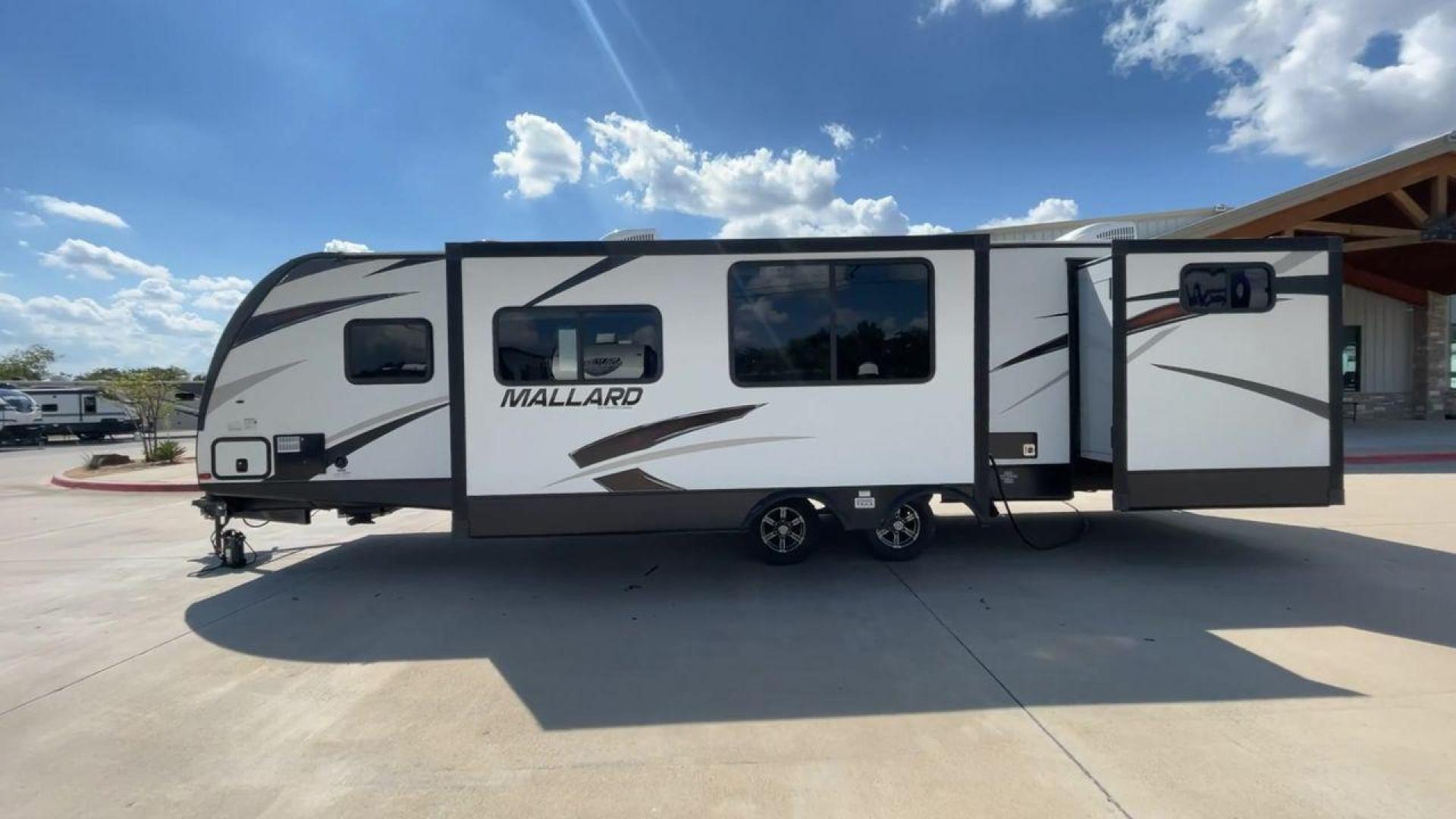 2019 HEARTLAND MALLARD M33 (5SFNB3720KE) , Length: 36.7 ft. | Dry Weight: 7,840 lbs. | Gross Weight: 8,600 lbs. | Slides: 3 transmission, located at 4319 N Main St, Cleburne, TX, 76033, (817) 678-5133, 32.385960, -97.391212 - Photo#6