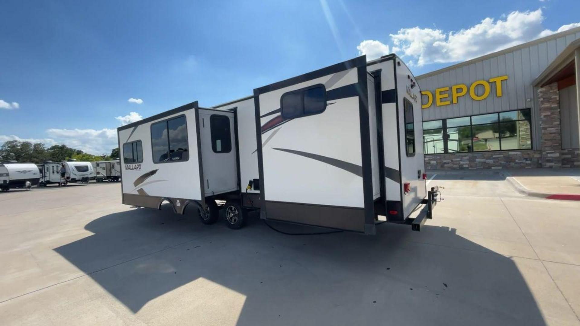 2019 HEARTLAND MALLARD M33 (5SFNB3720KE) , Length: 36.7 ft. | Dry Weight: 7,840 lbs. | Gross Weight: 8,600 lbs. | Slides: 3 transmission, located at 4319 N Main St, Cleburne, TX, 76033, (817) 678-5133, 32.385960, -97.391212 - Photo#7