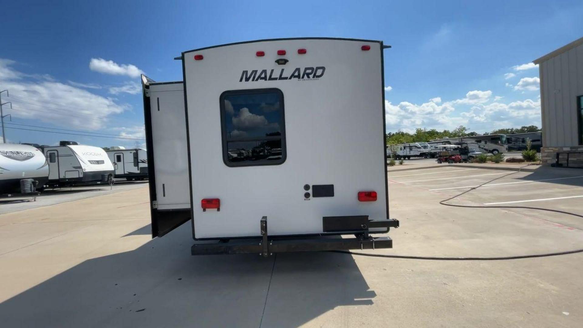 2019 HEARTLAND MALLARD M33 (5SFNB3720KE) , Length: 36.7 ft. | Dry Weight: 7,840 lbs. | Gross Weight: 8,600 lbs. | Slides: 3 transmission, located at 4319 N Main St, Cleburne, TX, 76033, (817) 678-5133, 32.385960, -97.391212 - Photo#8