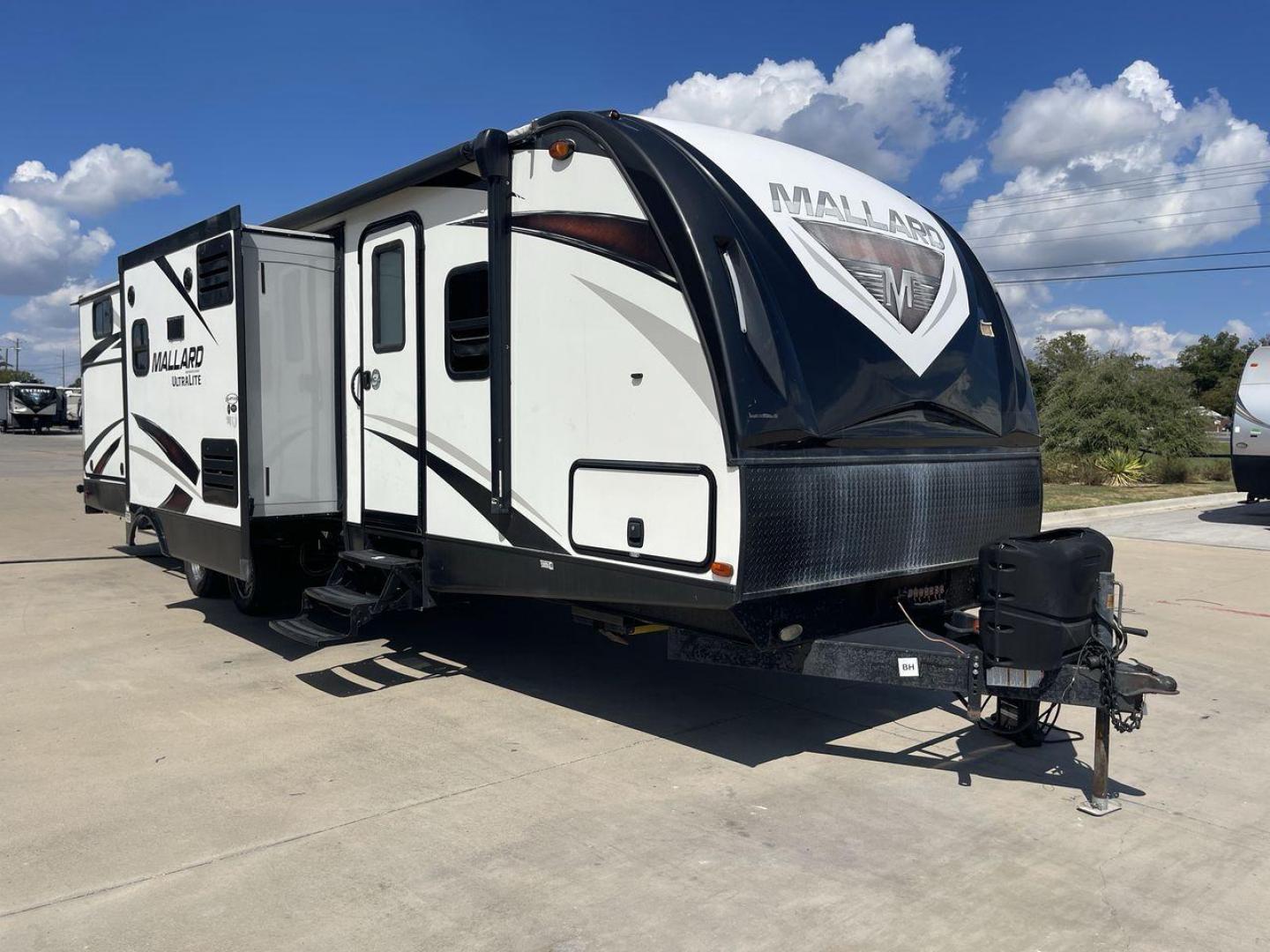 2019 HEARTLAND MALLARD M33 (5SFNB3720KE) , Length: 36.7 ft. | Dry Weight: 7,840 lbs. | Gross Weight: 8,600 lbs. | Slides: 3 transmission, located at 4319 N Main St, Cleburne, TX, 76033, (817) 678-5133, 32.385960, -97.391212 - Photo#22