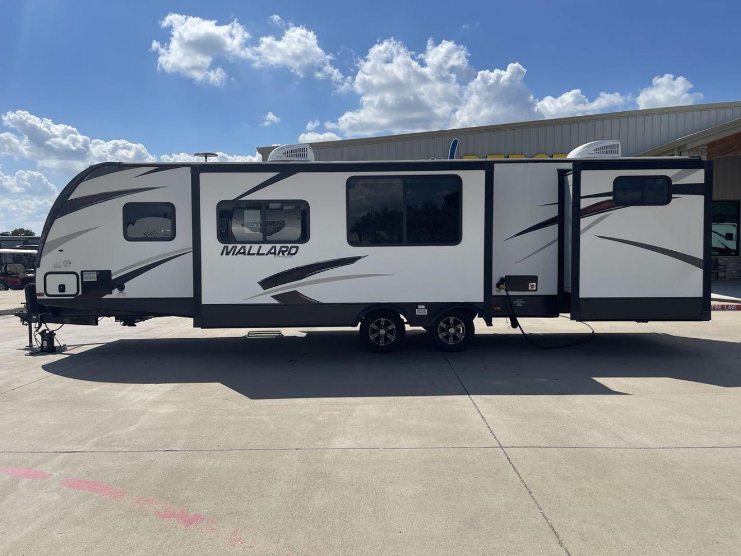 2019 HEARTLAND MALLARD M33 (5SFNB3720KE) , Length: 36.7 ft. | Dry Weight: 7,840 lbs. | Gross Weight: 8,600 lbs. | Slides: 3 transmission, located at 4319 N Main St, Cleburne, TX, 76033, (817) 678-5133, 32.385960, -97.391212 - Photo#23