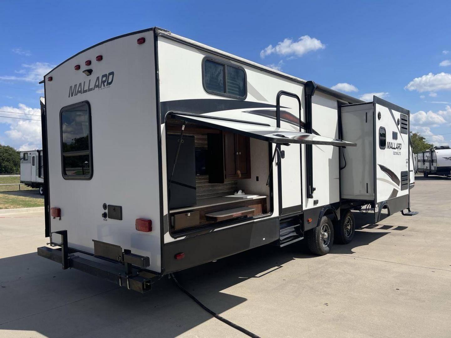 2019 HEARTLAND MALLARD M33 (5SFNB3720KE) , Length: 36.7 ft. | Dry Weight: 7,840 lbs. | Gross Weight: 8,600 lbs. | Slides: 3 transmission, located at 4319 N Main St, Cleburne, TX, 76033, (817) 678-5133, 32.385960, -97.391212 - Photo#24