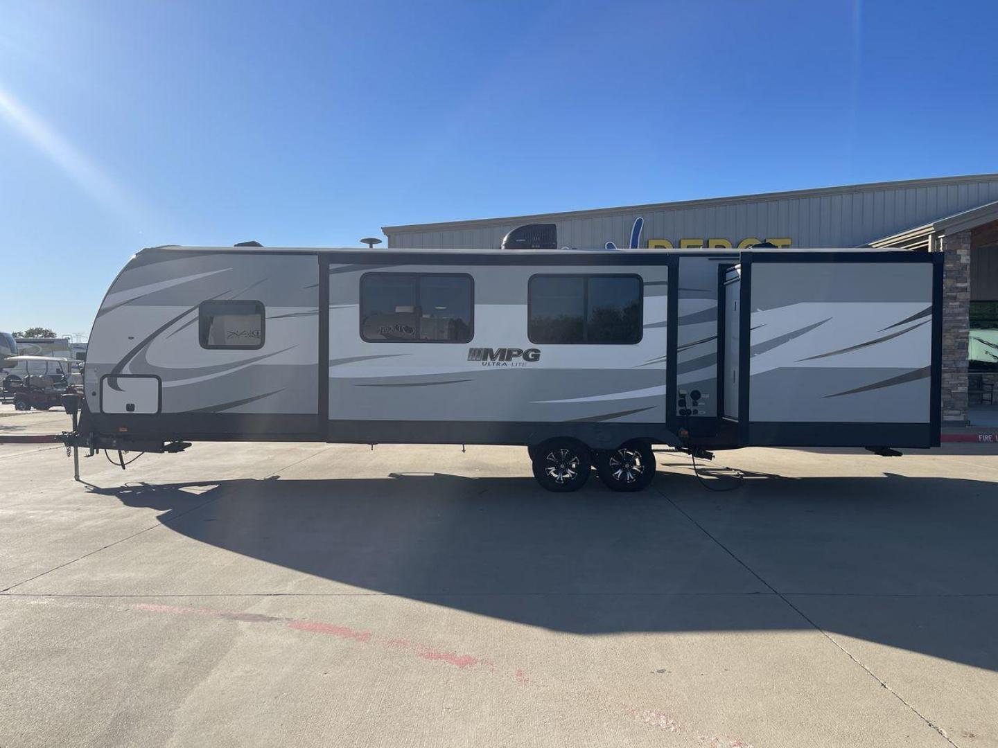 2019 HEARTLAND MPG 3100BH (5RXHB362XK2) , Length: 36.42 ft. | Dry Weight: 6,930 lbs. | Gross Weight: 9,655 lbs. | Slides: 2 transmission, located at 4319 N Main St, Cleburne, TX, 76033, (817) 678-5133, 32.385960, -97.391212 - Photo#23