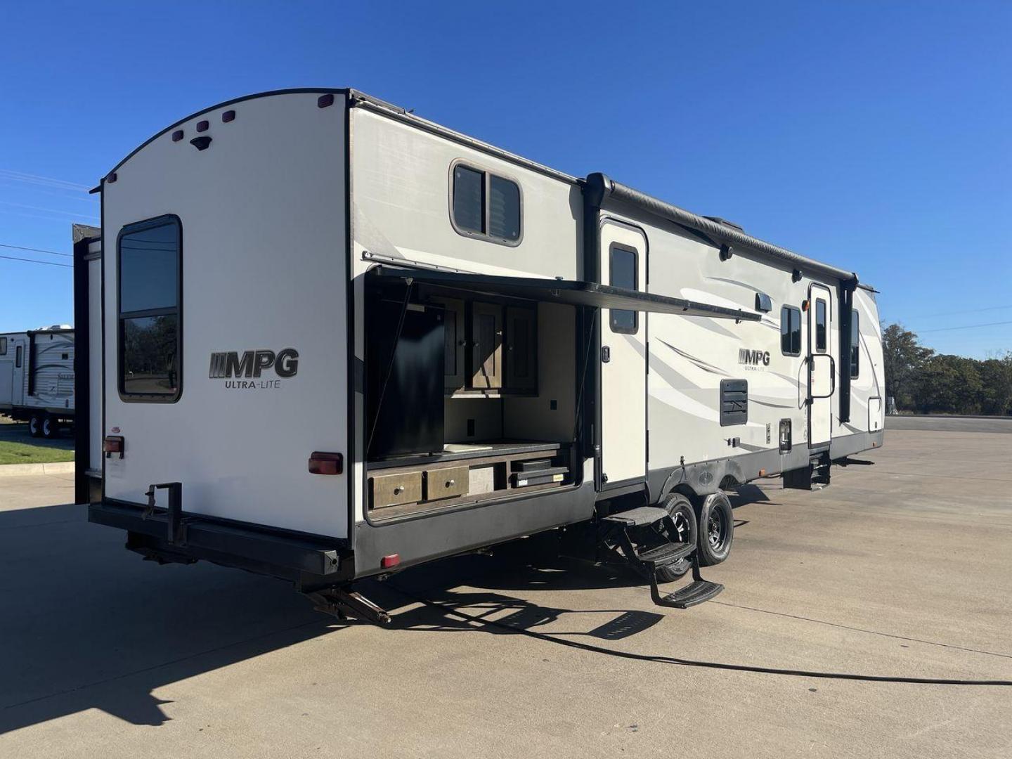 2019 HEARTLAND MPG 3100BH (5RXHB362XK2) , Length: 36.42 ft. | Dry Weight: 6,930 lbs. | Gross Weight: 9,655 lbs. | Slides: 2 transmission, located at 4319 N Main St, Cleburne, TX, 76033, (817) 678-5133, 32.385960, -97.391212 - Photo#24