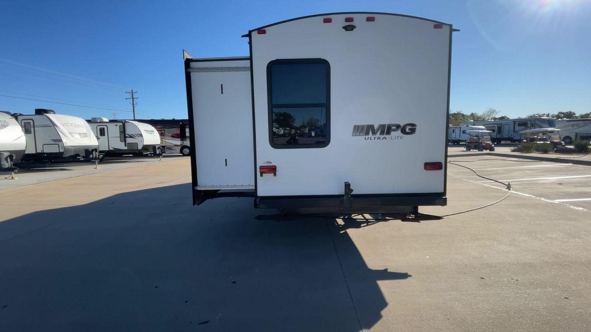 2019 HEARTLAND MPG 3100BH (5RXHB362XK2) , Length: 36.42 ft. | Dry Weight: 6,930 lbs. | Gross Weight: 9,655 lbs. | Slides: 2 transmission, located at 4319 N Main St, Cleburne, TX, 76033, (817) 678-5133, 32.385960, -97.391212 - Photo#8