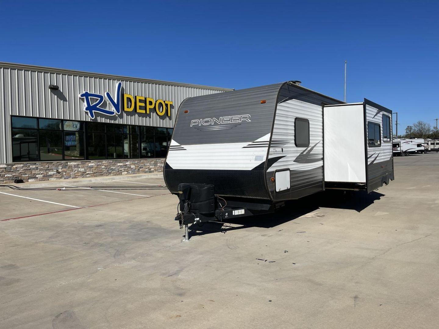 2019 HEARTLAND PIONEER BH270 (5SFPB322XKE) , Length: 31.6 ft | Dry Weight: 6,354 lbs | GVWR: 7,700 lbs | Slides: 1 transmission, located at 4319 N Main St, Cleburne, TX, 76033, (817) 678-5133, 32.385960, -97.391212 - The 2019 Heartland Pioneer BH270 travel trailer is made to be a cozy and welcoming camping companion for families. This model has a friendly floor plan, making it a desirable option for individuals looking for a large and practical living area while traveling. This unit measures 31.6 ft in length - Photo#0