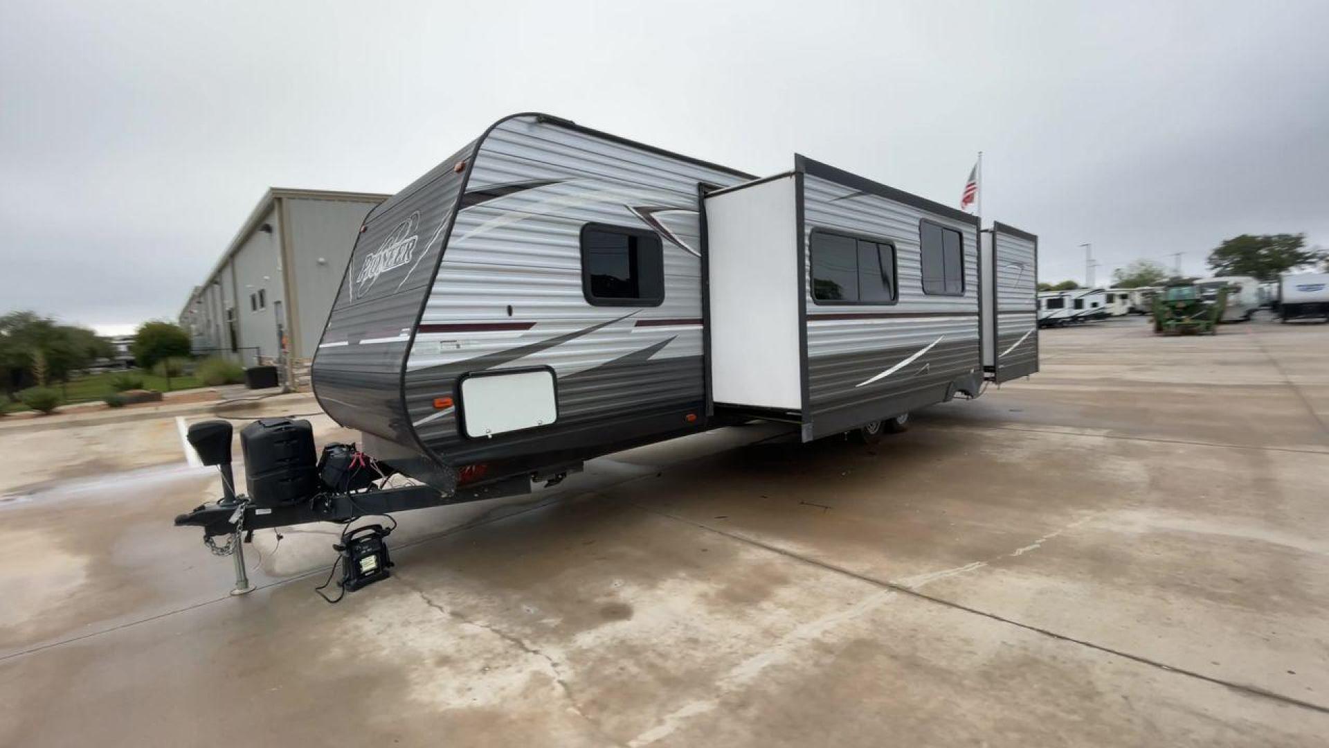 2019 GRAY HEARTLAND PIONEER DS320 (5SFPB3723KE) , Length: 37 ft. | Dry Weight: 7,612 lbs. | Slides: 2 transmission, located at 4319 N Main St, Cleburne, TX, 76033, (817) 678-5133, 32.385960, -97.391212 - The 2019 Heartland Pioneer DS320 is designed to provide comfort and practicality for adventurers. Measuring 37 feet in length, this RV offers ample space for families or groups. Its dry weight of 7,612 lbs makes it towable by a variety of vehicles while maintaining stability on the road. This unit f - Photo#5