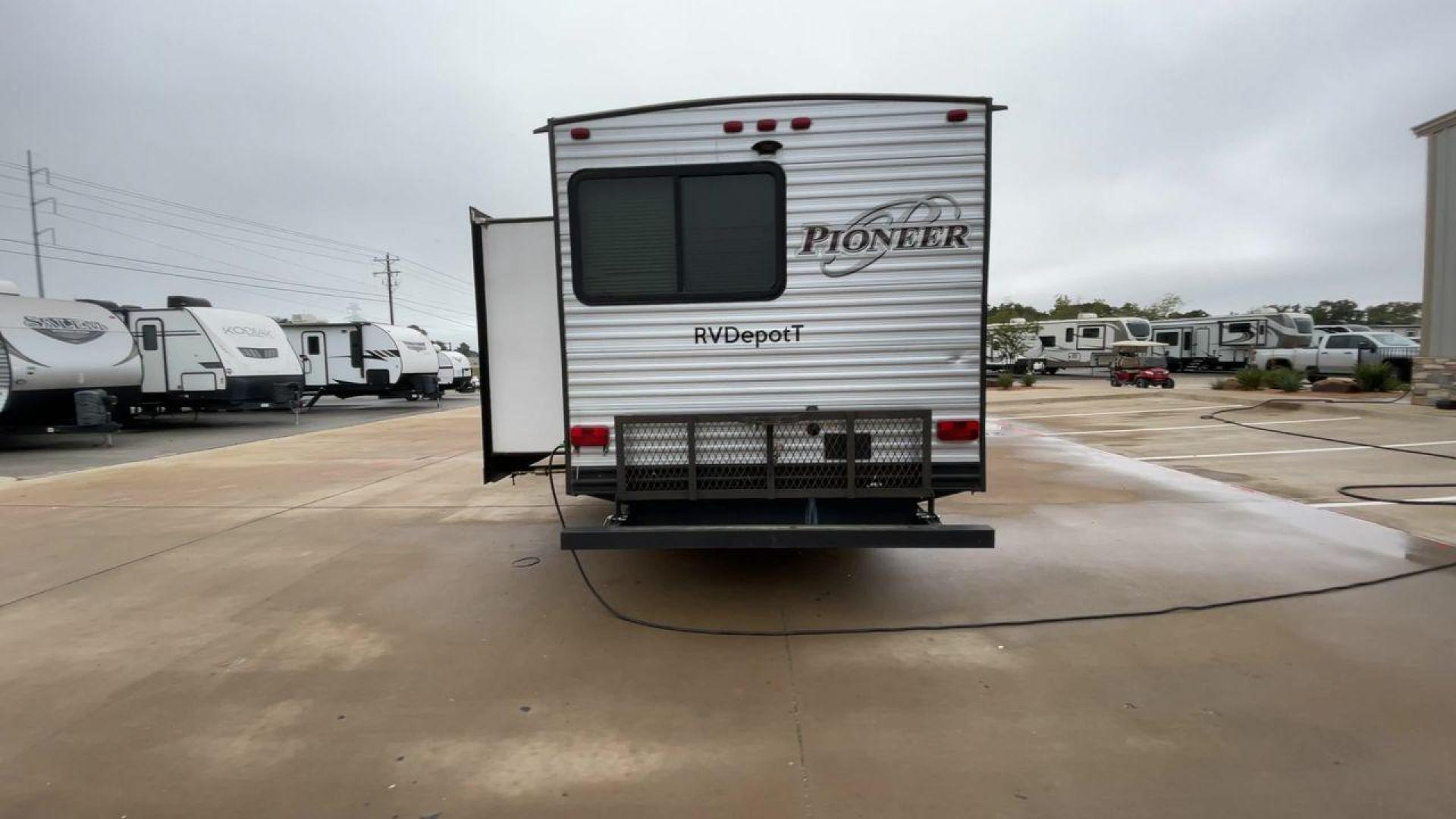 2019 GRAY HEARTLAND PIONEER DS320 (5SFPB3723KE) , Length: 37 ft. | Dry Weight: 7,612 lbs. | Slides: 2 transmission, located at 4319 N Main St, Cleburne, TX, 76033, (817) 678-5133, 32.385960, -97.391212 - The 2019 Heartland Pioneer DS320 is designed to provide comfort and practicality for adventurers. Measuring 37 feet in length, this RV offers ample space for families or groups. Its dry weight of 7,612 lbs makes it towable by a variety of vehicles while maintaining stability on the road. This unit f - Photo#8