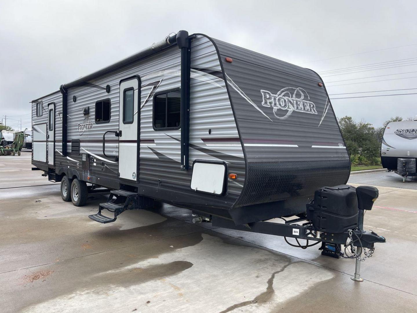 2019 GRAY HEARTLAND PIONEER DS320 (5SFPB3723KE) , Length: 37 ft. | Dry Weight: 7,612 lbs. | Slides: 2 transmission, located at 4319 N Main St, Cleburne, TX, 76033, (817) 678-5133, 32.385960, -97.391212 - The 2019 Heartland Pioneer DS320 is designed to provide comfort and practicality for adventurers. Measuring 37 feet in length, this RV offers ample space for families or groups. Its dry weight of 7,612 lbs makes it towable by a variety of vehicles while maintaining stability on the road. This unit f - Photo#22