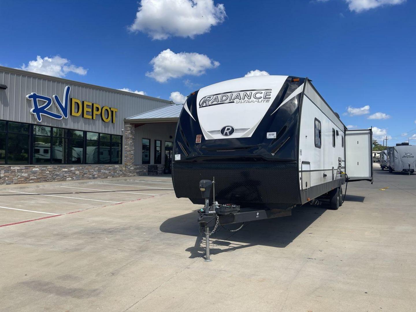 2019 HEARTLAND RADIANCE 32BH (5RXFB3620K2) , Length: 36.58 ft. | Dry Weight: 7,520 lbs | Gross Weight: 9,740 lbs. | Slides: 2 transmission, located at 4319 N Main St, Cleburne, TX, 76033, (817) 678-5133, 32.385960, -97.391212 - Photo#0