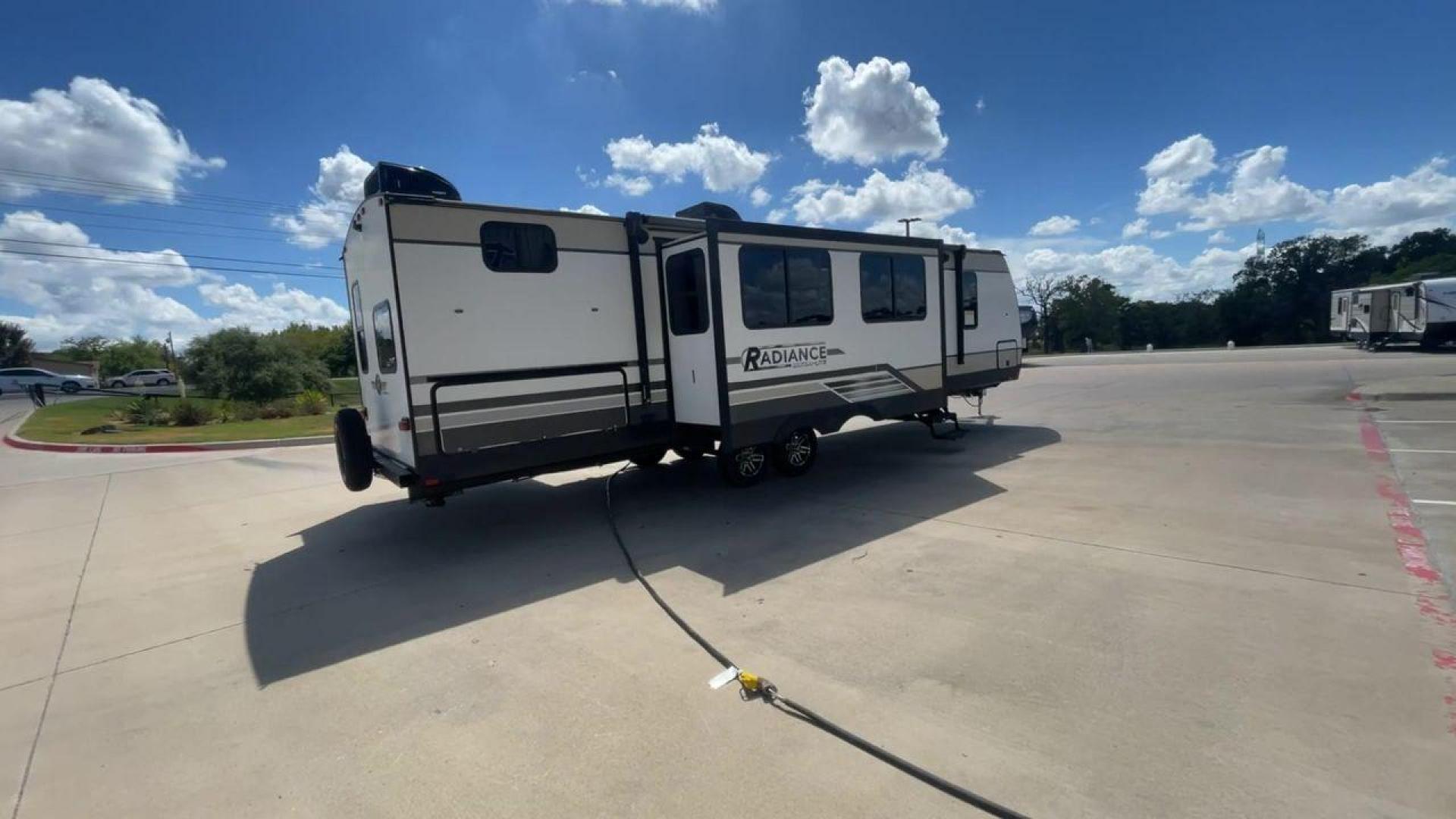 2019 HEARTLAND RADIANCE 32BH (5RXFB3620K2) , Length: 36.58 ft. | Dry Weight: 7,520 lbs | Gross Weight: 9,740 lbs. | Slides: 2 transmission, located at 4319 N Main St, Cleburne, TX, 76033, (817) 678-5133, 32.385960, -97.391212 - Photo#1