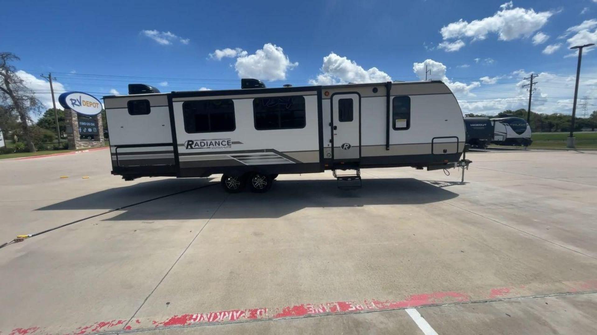 2019 HEARTLAND RADIANCE 32BH (5RXFB3620K2) , Length: 36.58 ft. | Dry Weight: 7,520 lbs | Gross Weight: 9,740 lbs. | Slides: 2 transmission, located at 4319 N Main St, Cleburne, TX, 76033, (817) 678-5133, 32.385960, -97.391212 - Photo#2