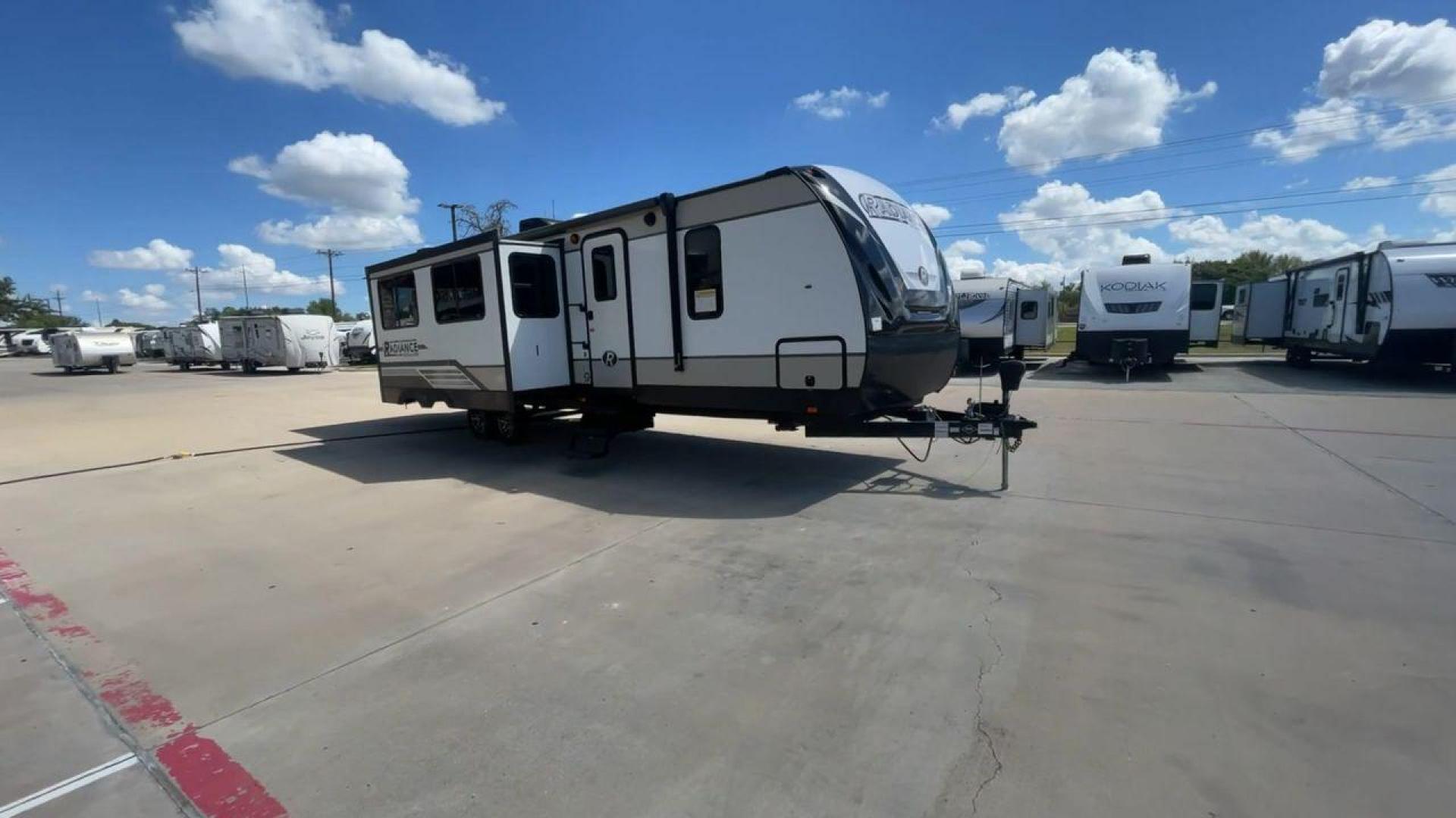 2019 HEARTLAND RADIANCE 32BH (5RXFB3620K2) , Length: 36.58 ft. | Dry Weight: 7,520 lbs | Gross Weight: 9,740 lbs. | Slides: 2 transmission, located at 4319 N Main St, Cleburne, TX, 76033, (817) 678-5133, 32.385960, -97.391212 - Photo#3